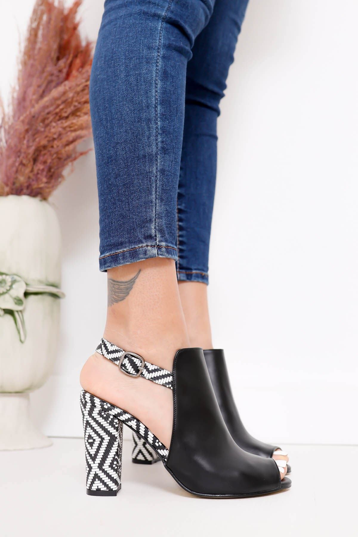 Chloe Topuklu Siyah Cilt Kilim Detaylı Ayakkabı