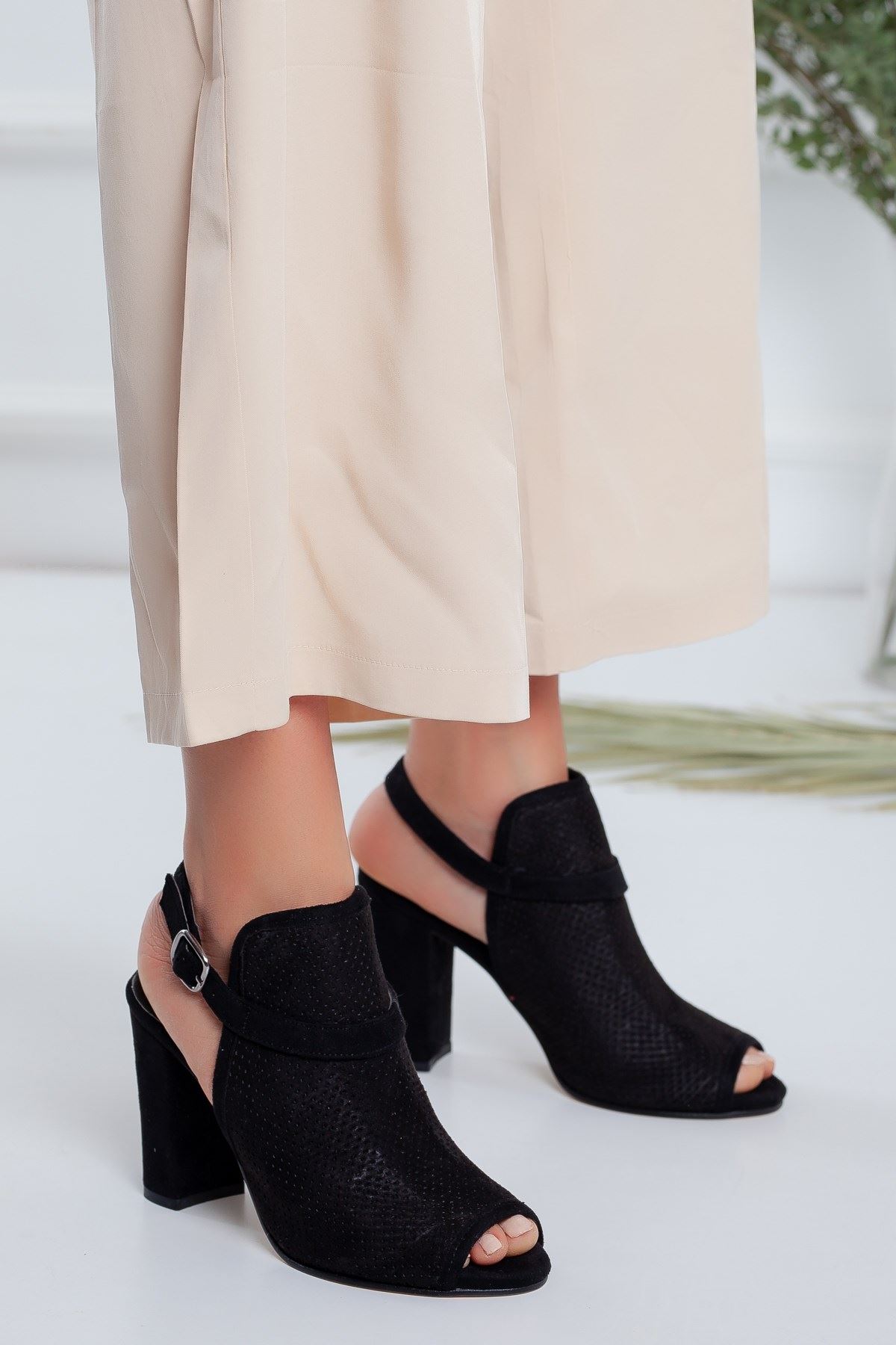 Brisha Siyah Süet Topuklu Ayakkabı