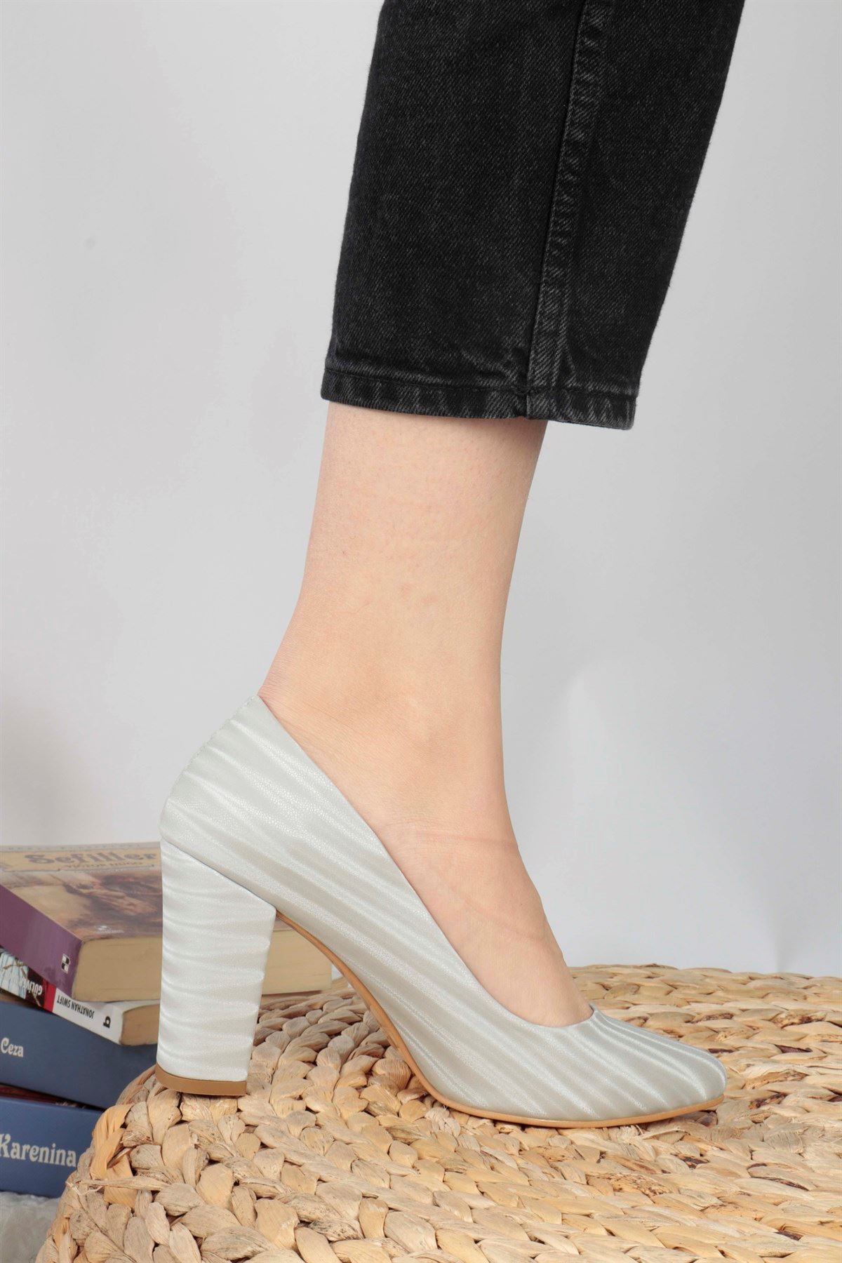 Emma Beyaz Saten Topuklu Ayakkabı