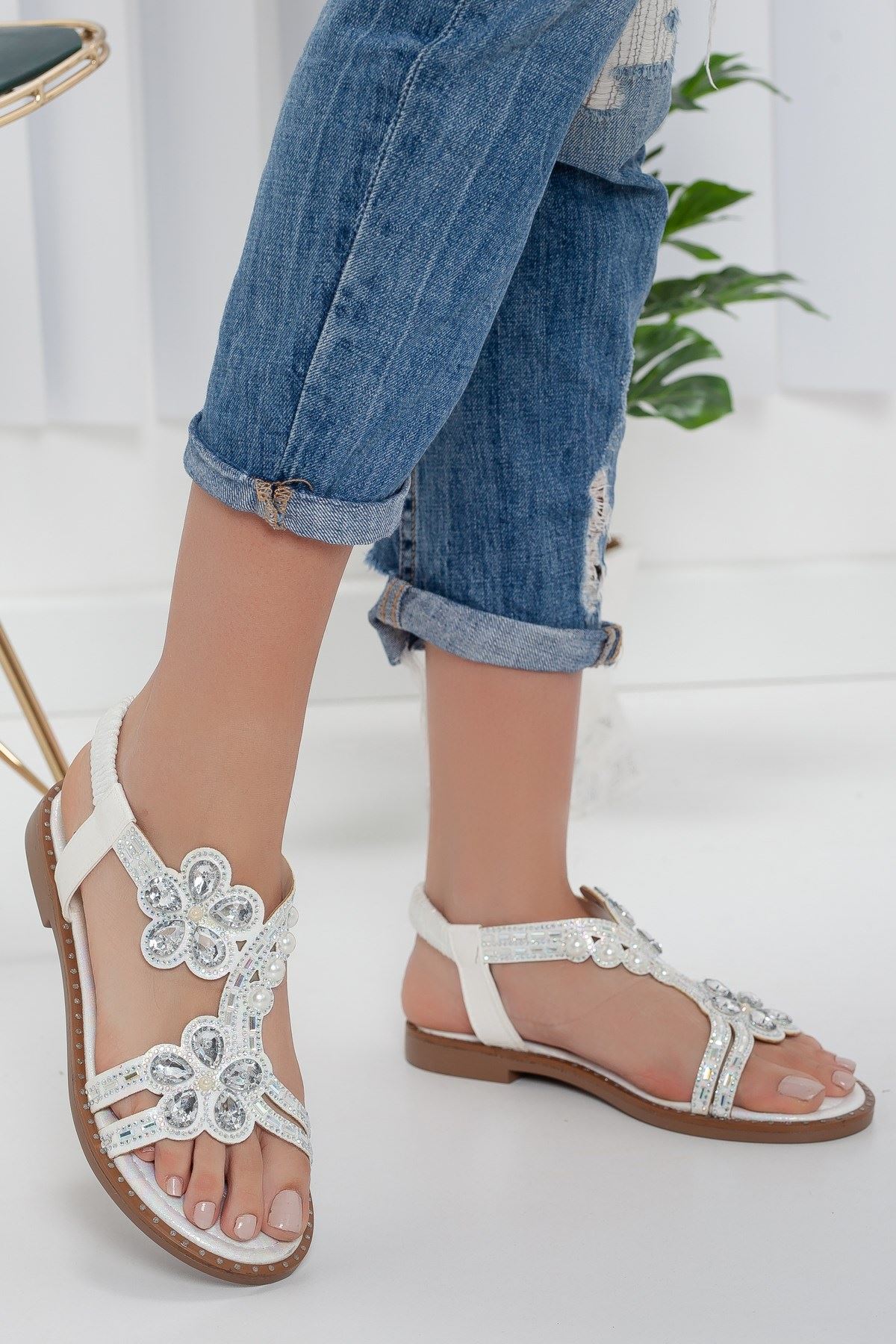 Adriana İşlemeli Taşlı Beyaz Sandalet