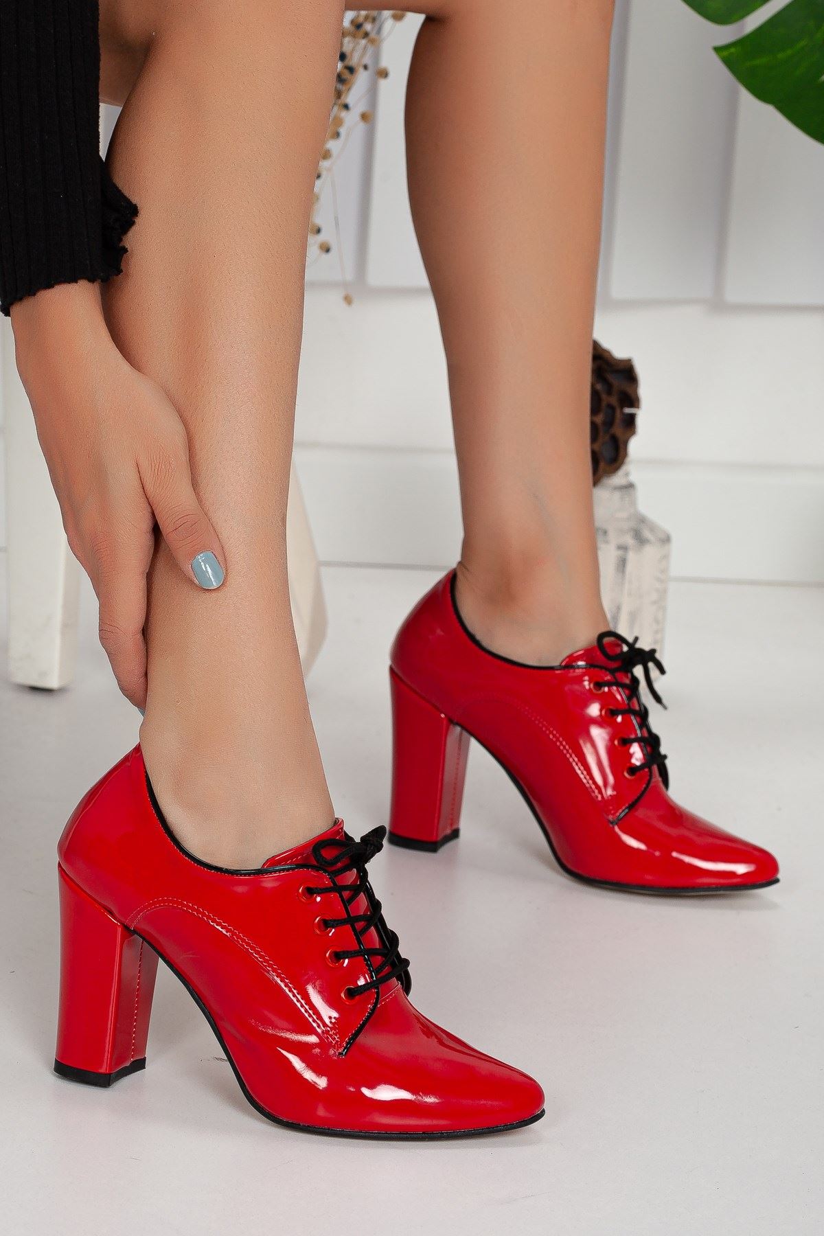 Rosalia Bağcıklı Kırmızı Rugan Topuklu Ayakkabı