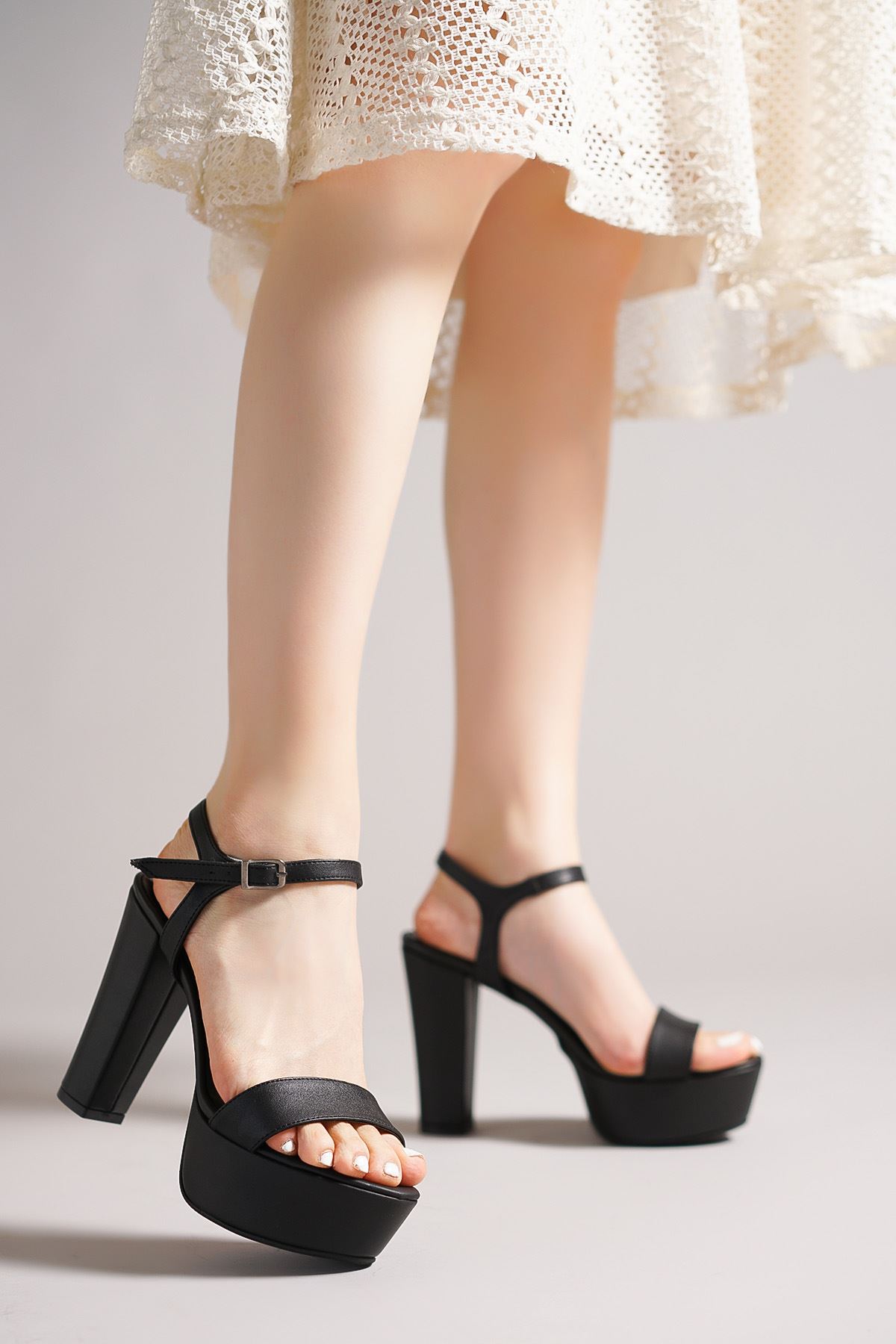 Kazablanka Siyah Cilt Topuklu Ayakkabı