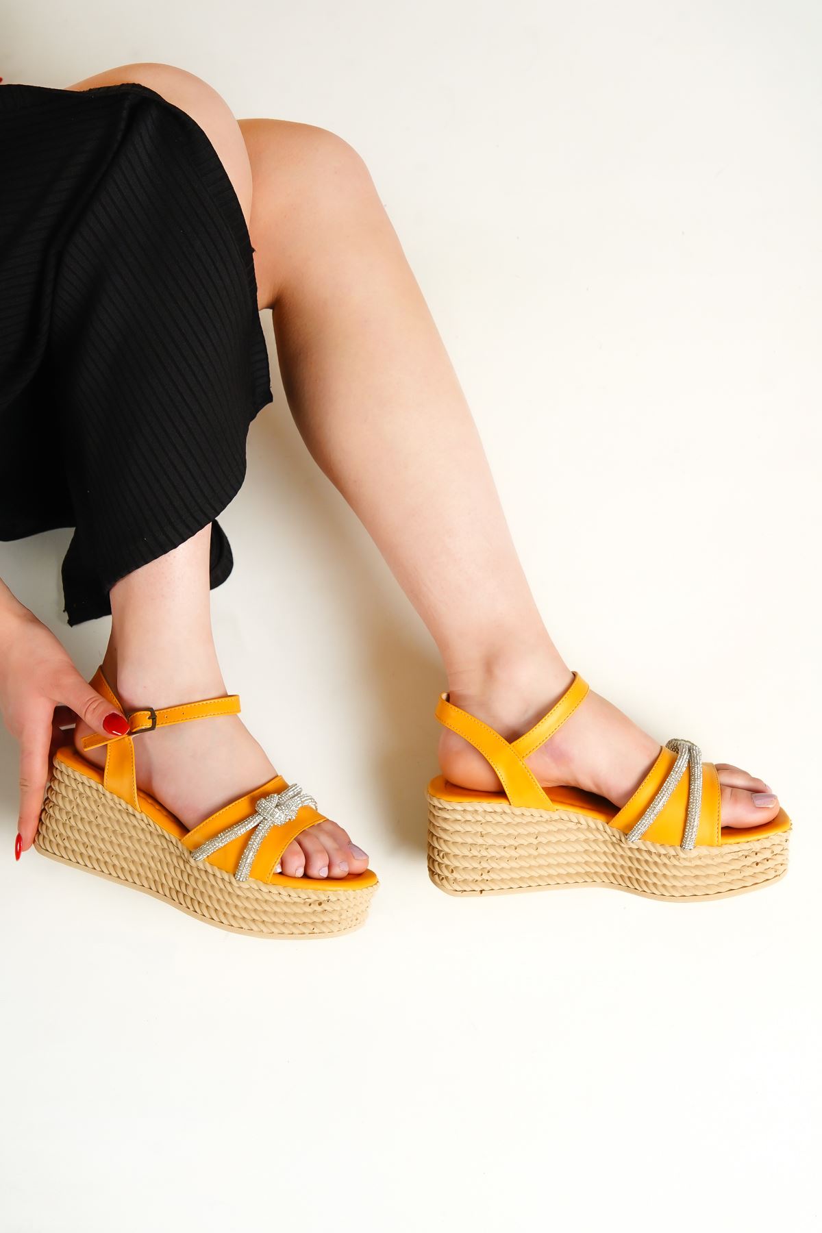 Cass Sarı Taş Detay Dolgu Topuklu Ayakkabı