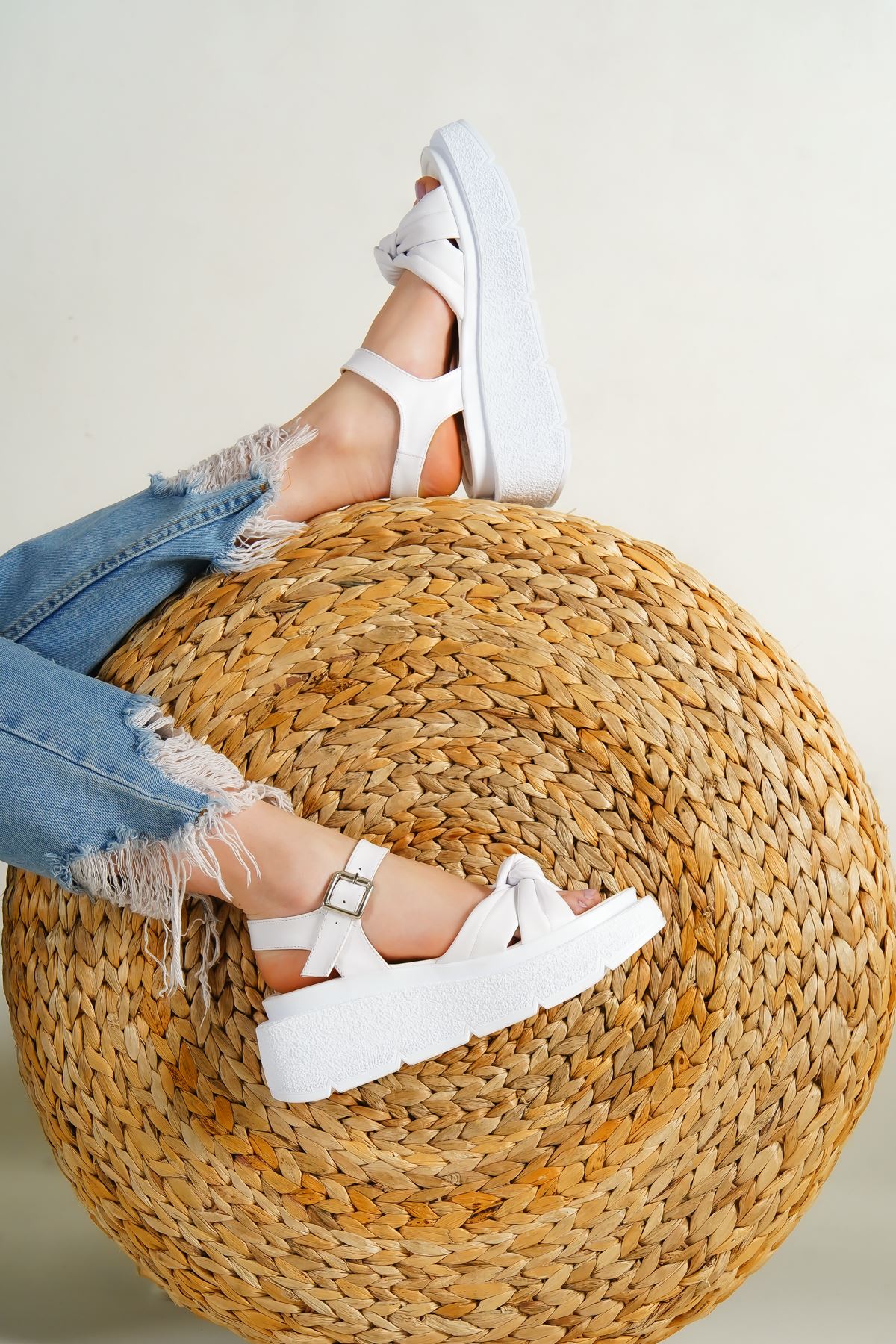 Rodya Beyaz Fiyonk Detay Dolgu Topuklu Ayakkabı