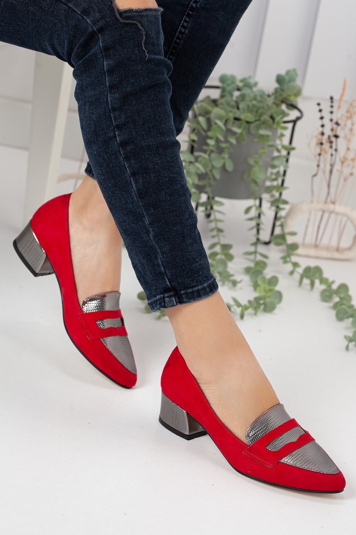 Mia Topuklu Kırmızı Süet Platin Detay Ayakkabı
