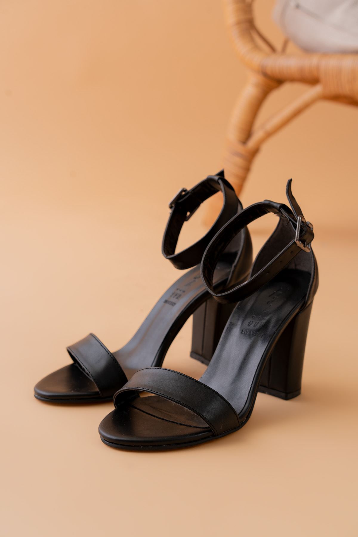 Evdokia Siyah Cilt Topuklu Kadın Ayakkabı  