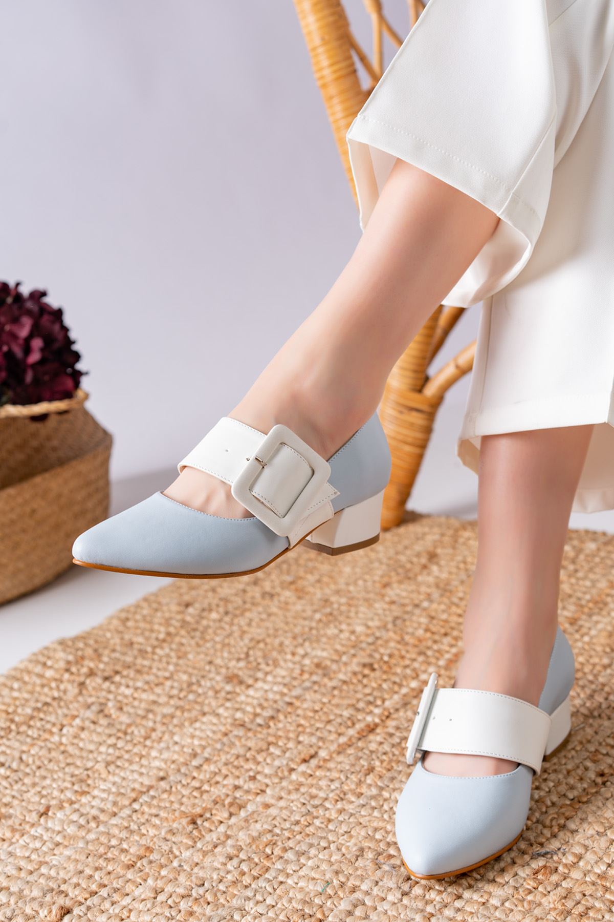 Canso Bebe Mavisi - Beyaz Cilt Toka Detaylı Sivri Burun Alçak Topuklu Kadın Ayakkabı  