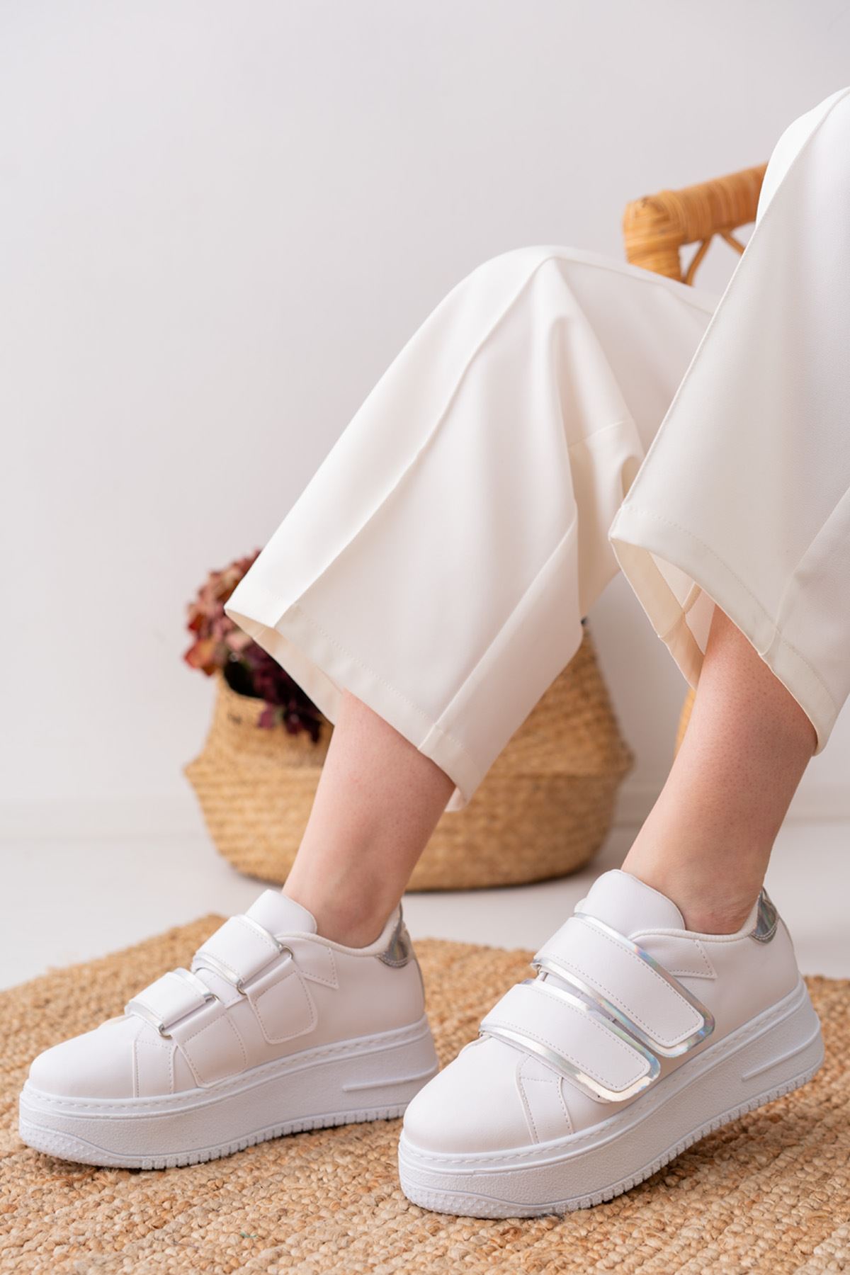 Krasive Beyaz Cilt - Gümüş Cırtlı Detaylı Kalın Tabanlı Sneakers 