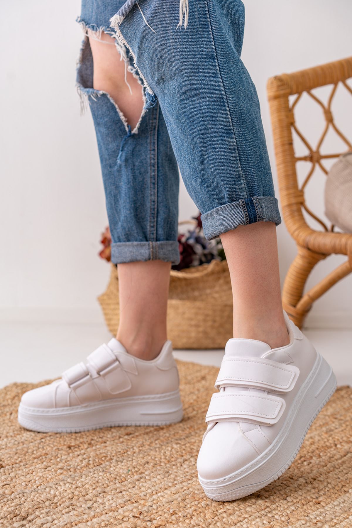 Krasive Beyaz Cilt Cırtlı Detaylı Kalın Tabanlı Sneakers 