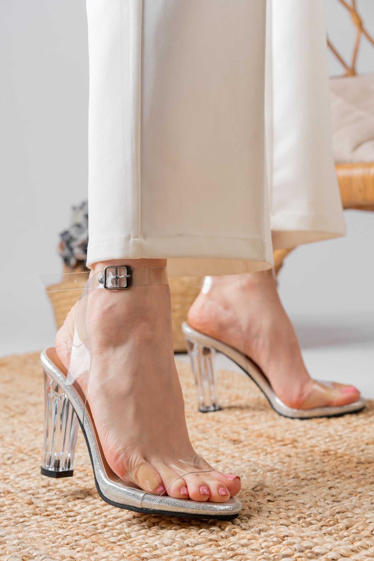 Pagan Gümüş Simli Şeffaf Bantlı Detaylı Yüksek Şeffaf Topuklu Kadın Ayakkabı  