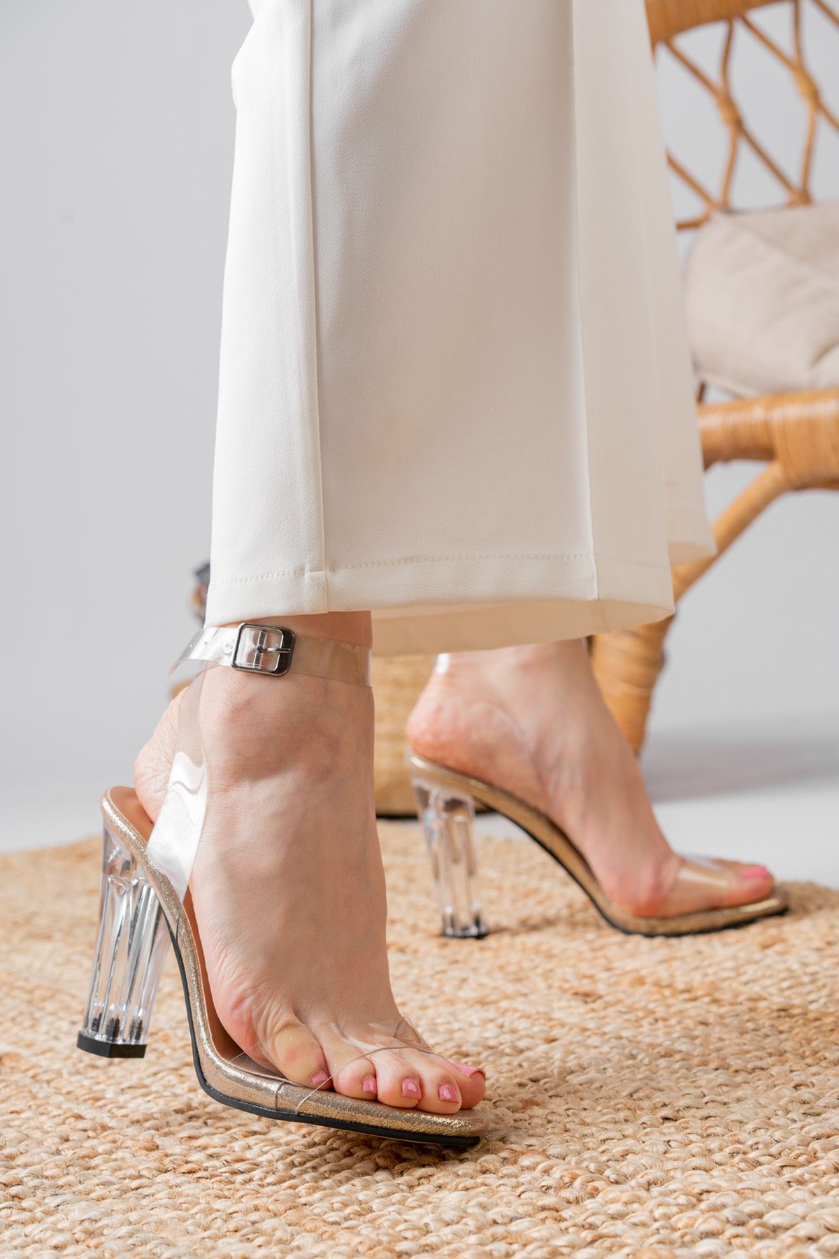 Pagan Gold Simli Şeffaf Bantlı Detaylı Yüksek Şeffaf Topuklu Kadın Ayakkabı 