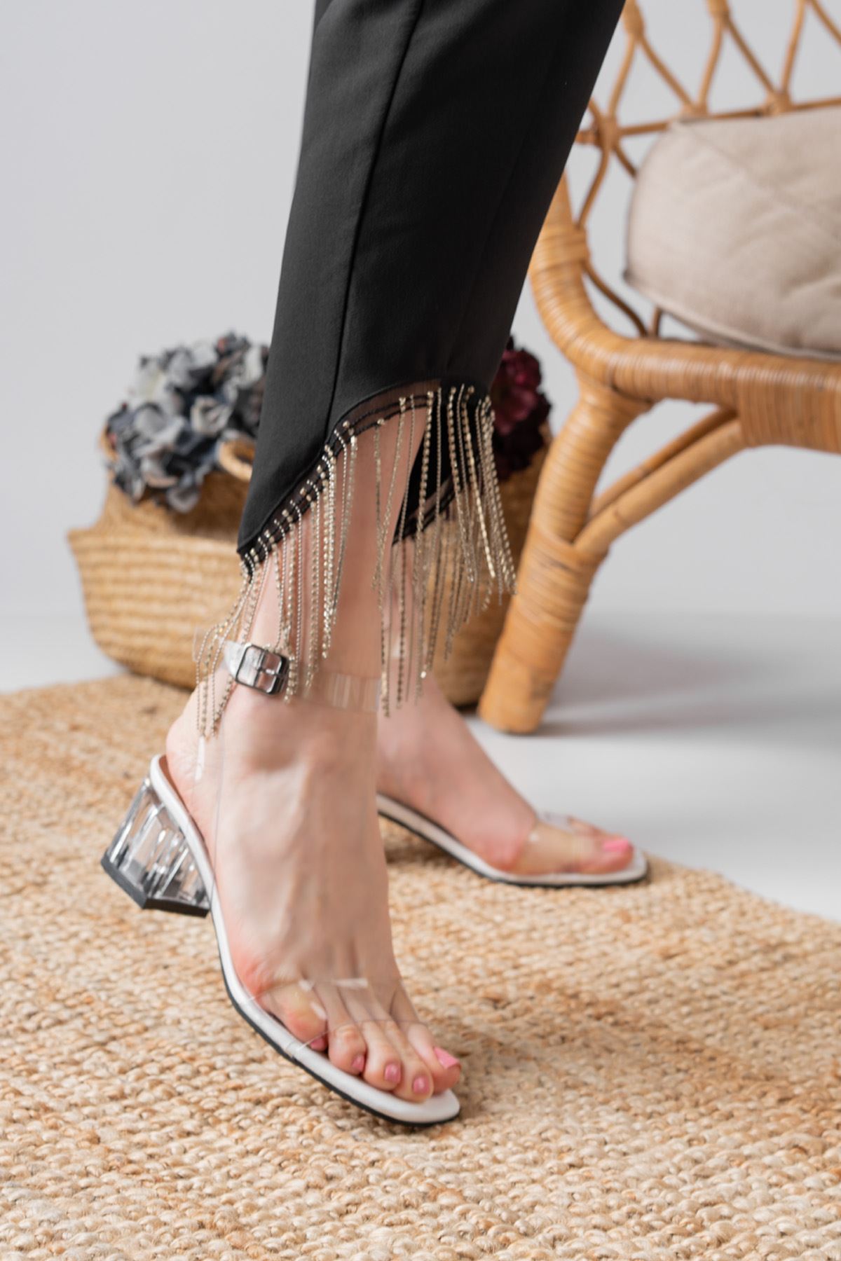 Feda Beyaz Rugan Şeffaf Bantlı Detaylı Alçak Şeffaf Topuklu Kadın Ayakkabı 