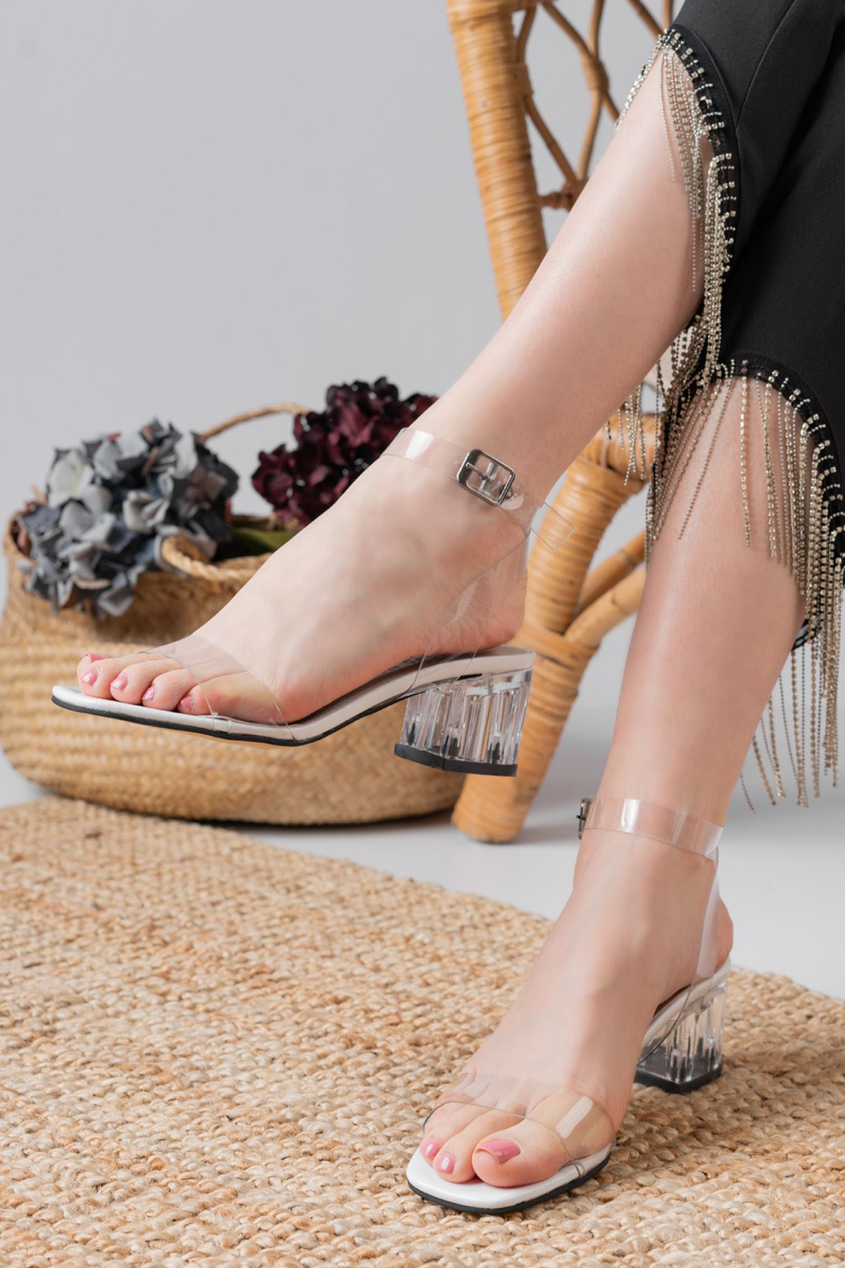Feda Beyaz Rugan Şeffaf Bantlı Detaylı Alçak Şeffaf Topuklu Kadın Ayakkabı 