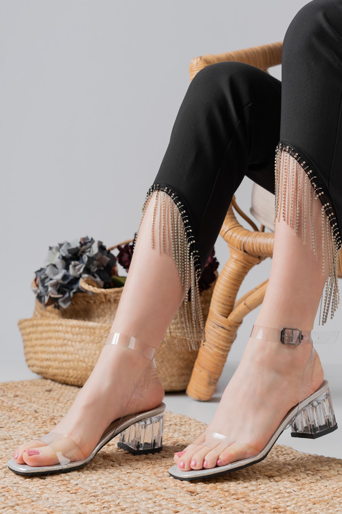 Feda Gümüş Simli Şeffaf Bantlı Detaylı Alçak Şeffaf Topuklu Kadın Ayakkabı  