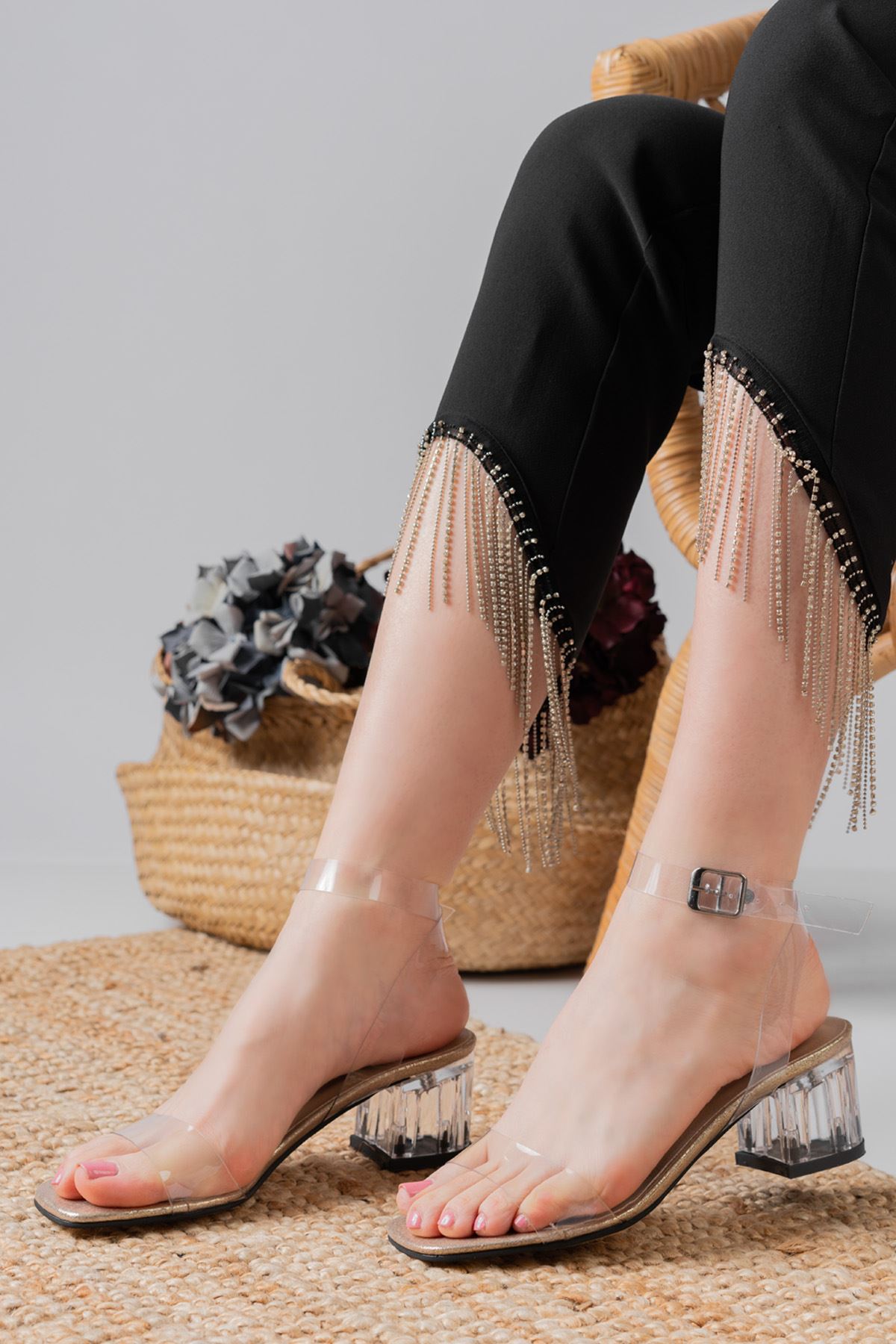 Feda Gold Simli Şeffaf Bantlı Detaylı Alçak Şeffaf Topuklu Kadın Ayakkabı 