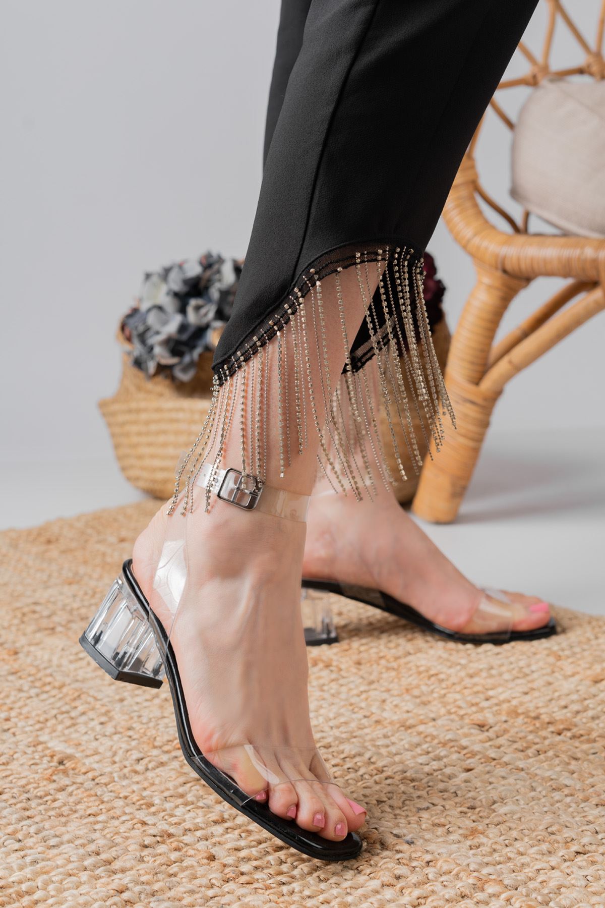 Feda Siyah Rugan Şeffaf Bantlı Detaylı Alçak Şeffaf Topuklu Kadın Ayakkabı 
