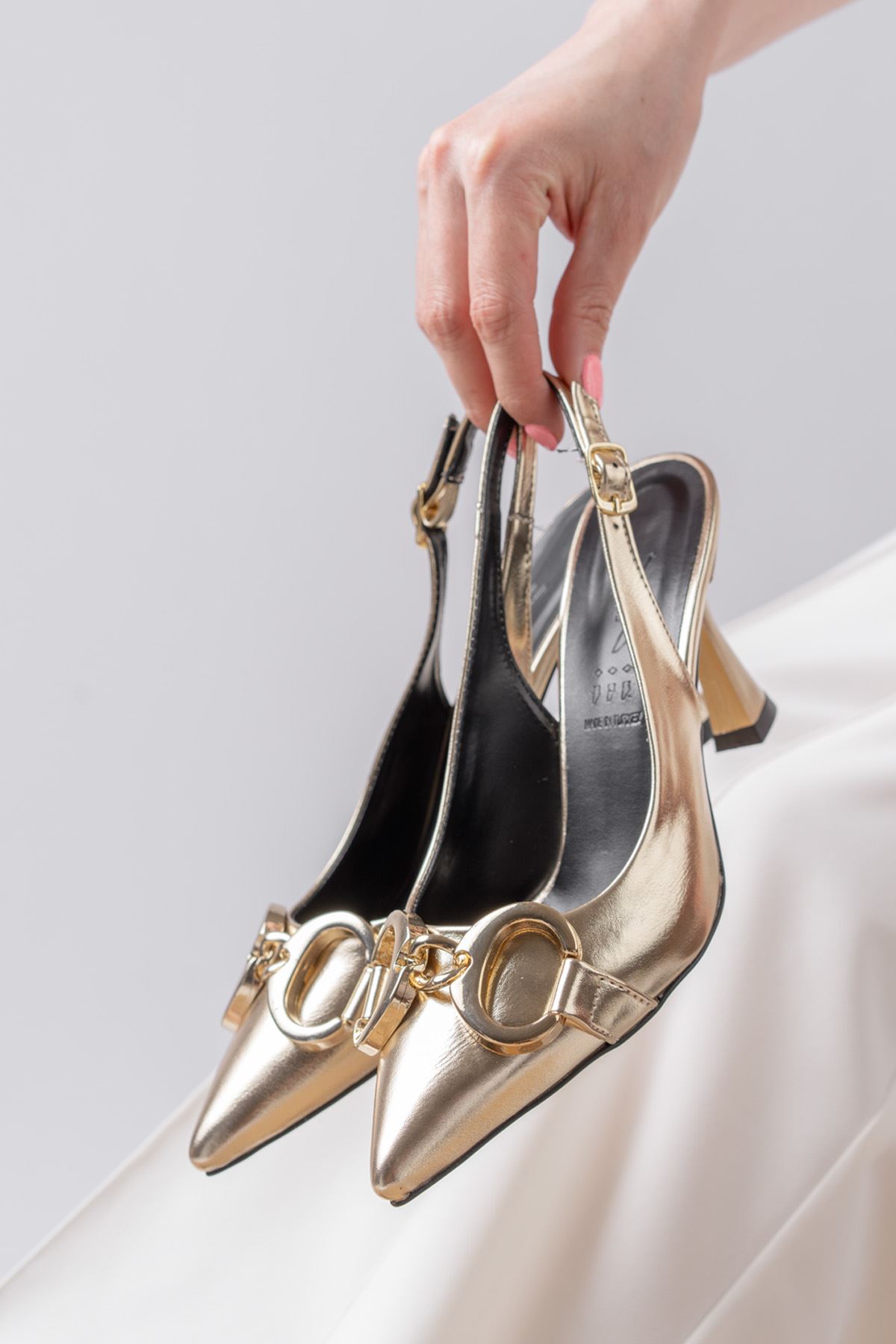 Volga Gold Cilt İnce Topuklu Toka Detaylı Topuklu Kadın Ayakkabı