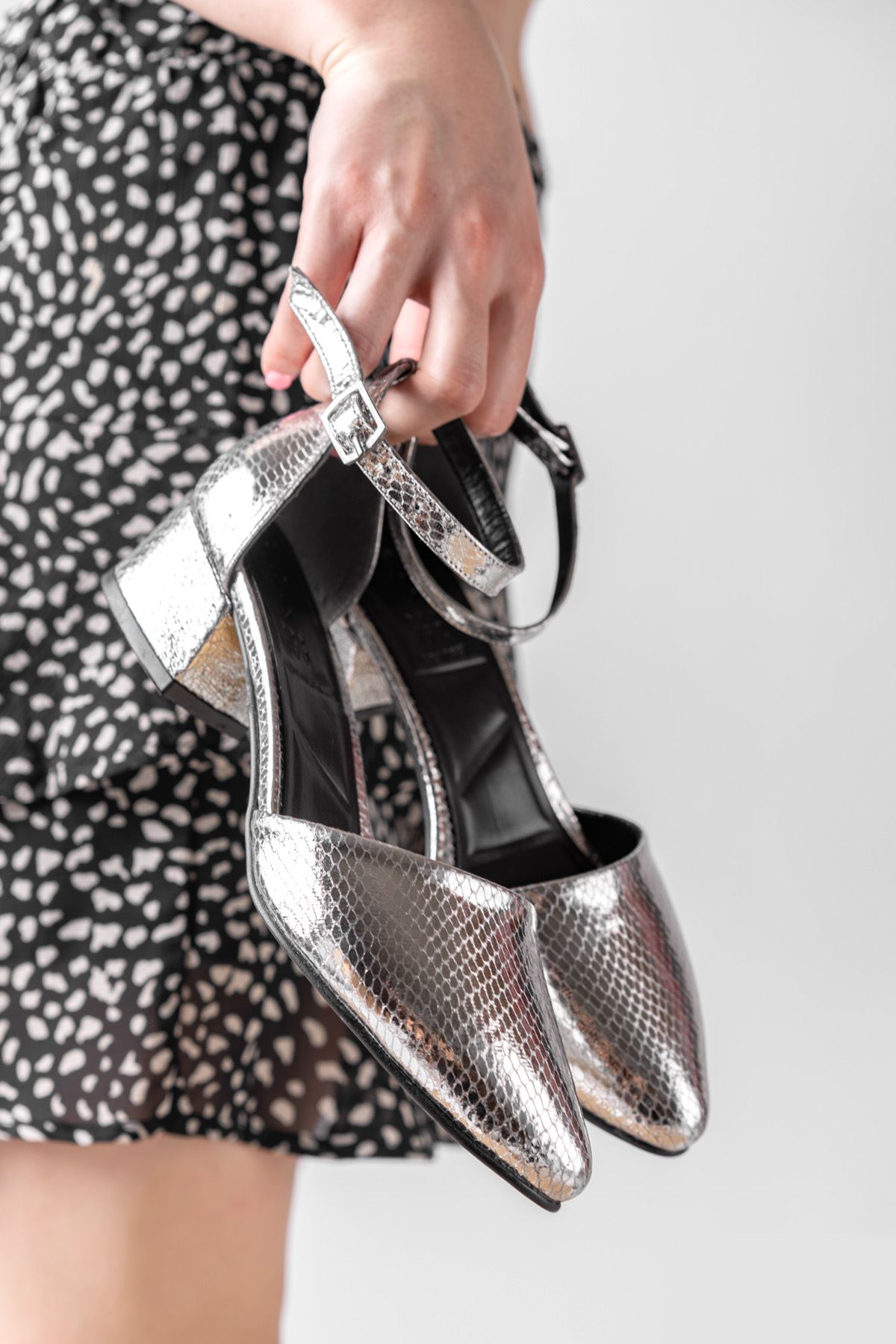 Dary Topuklu Gümüş Cilt Timsah Deri Detaylı Topuklu Ayakkabı
