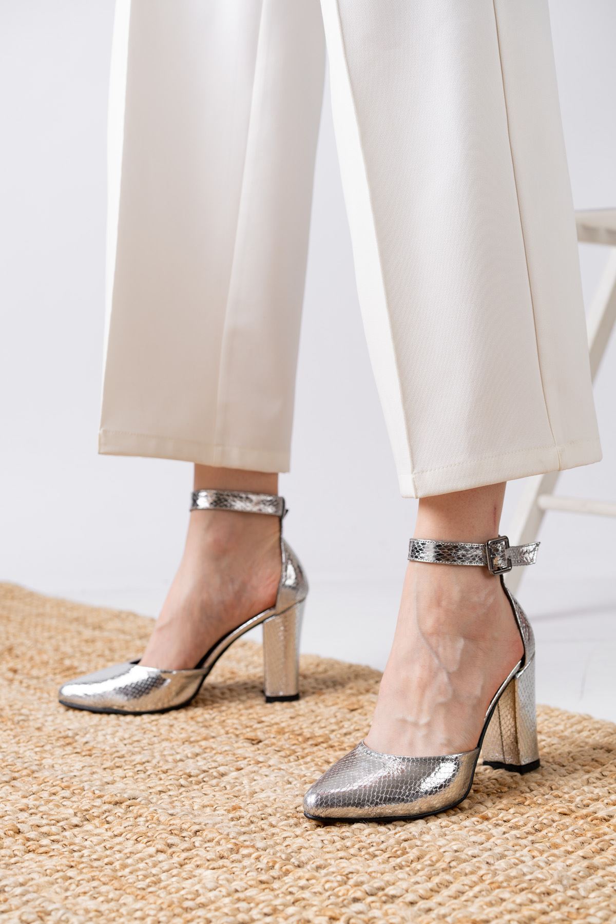 Lole Topuklu Gümüş Cilt Timsah Deri Detaylı Topuklu Ayakkabı