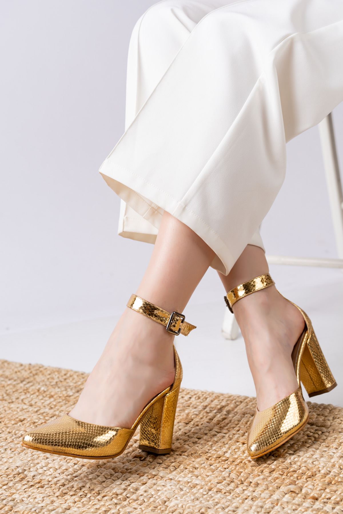 Lole Topuklu Gold Cilt Timsah Deri Detaylı Topuklu Ayakkabı  