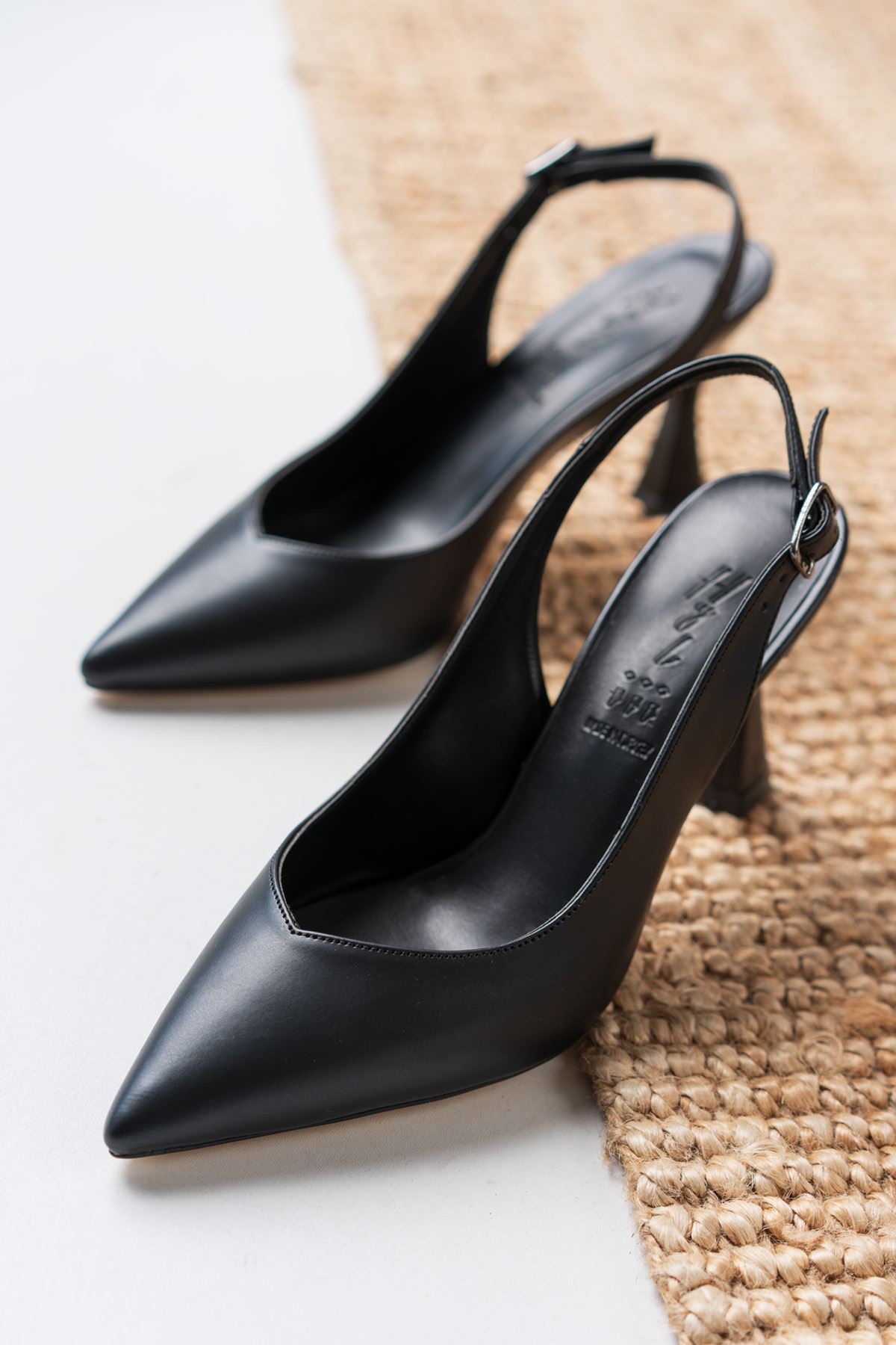 Maika Siyah Cilt İnce Topuklu Kadın Ayakkabı 