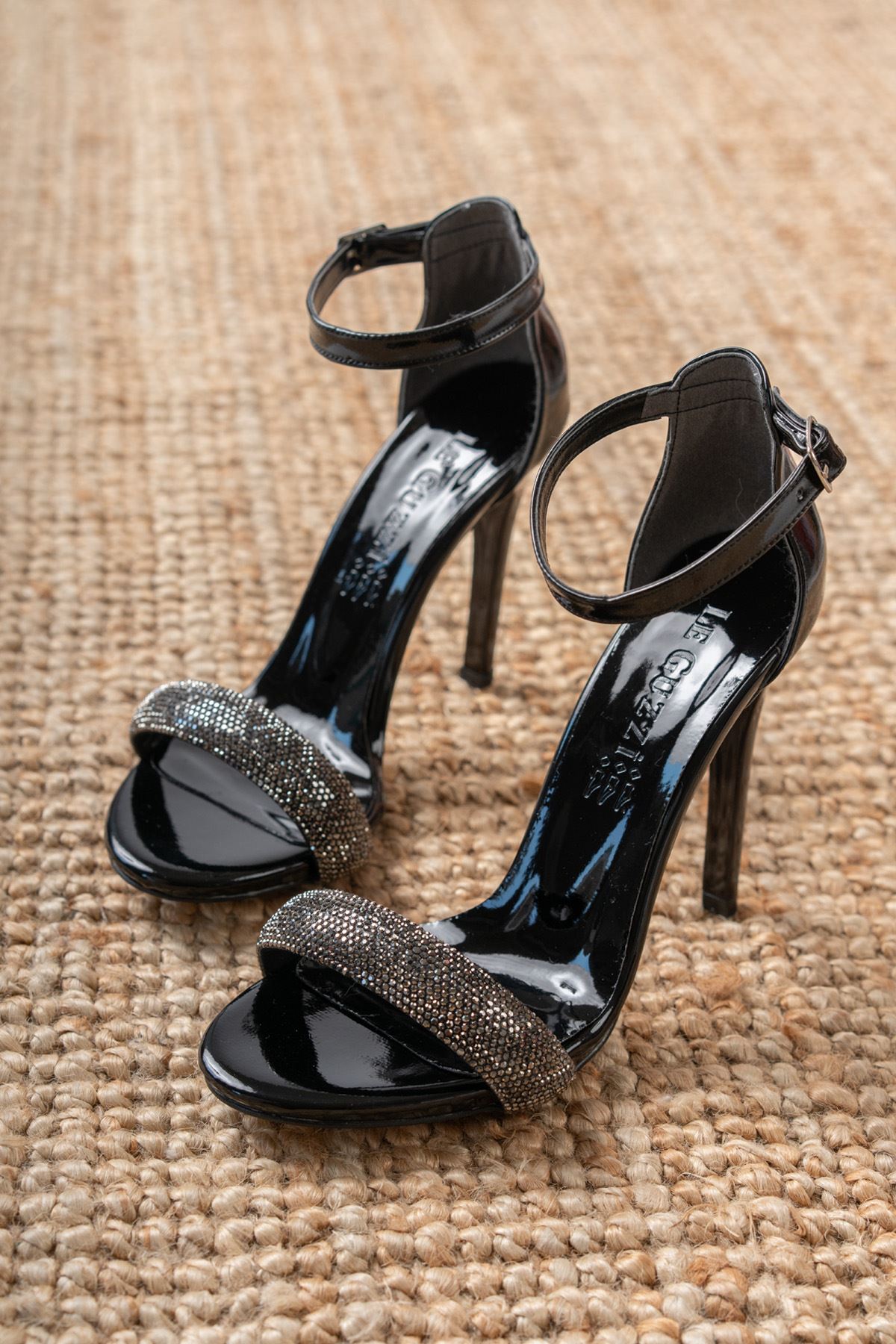 Marfa Siyah Rugan Taş Detaylı İnce Topuklu Kadın Ayakkabı