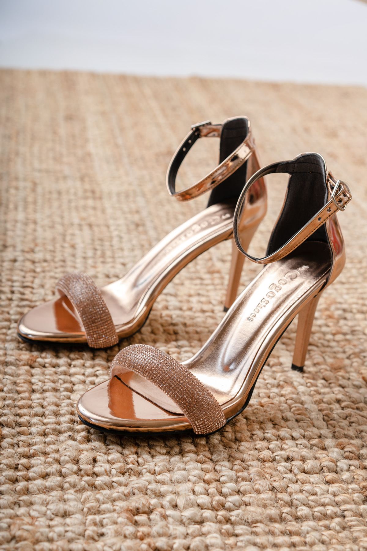 Marfa Gold Rugan Taş Detaylı İnce Topuklu Kadın Ayakkabı 