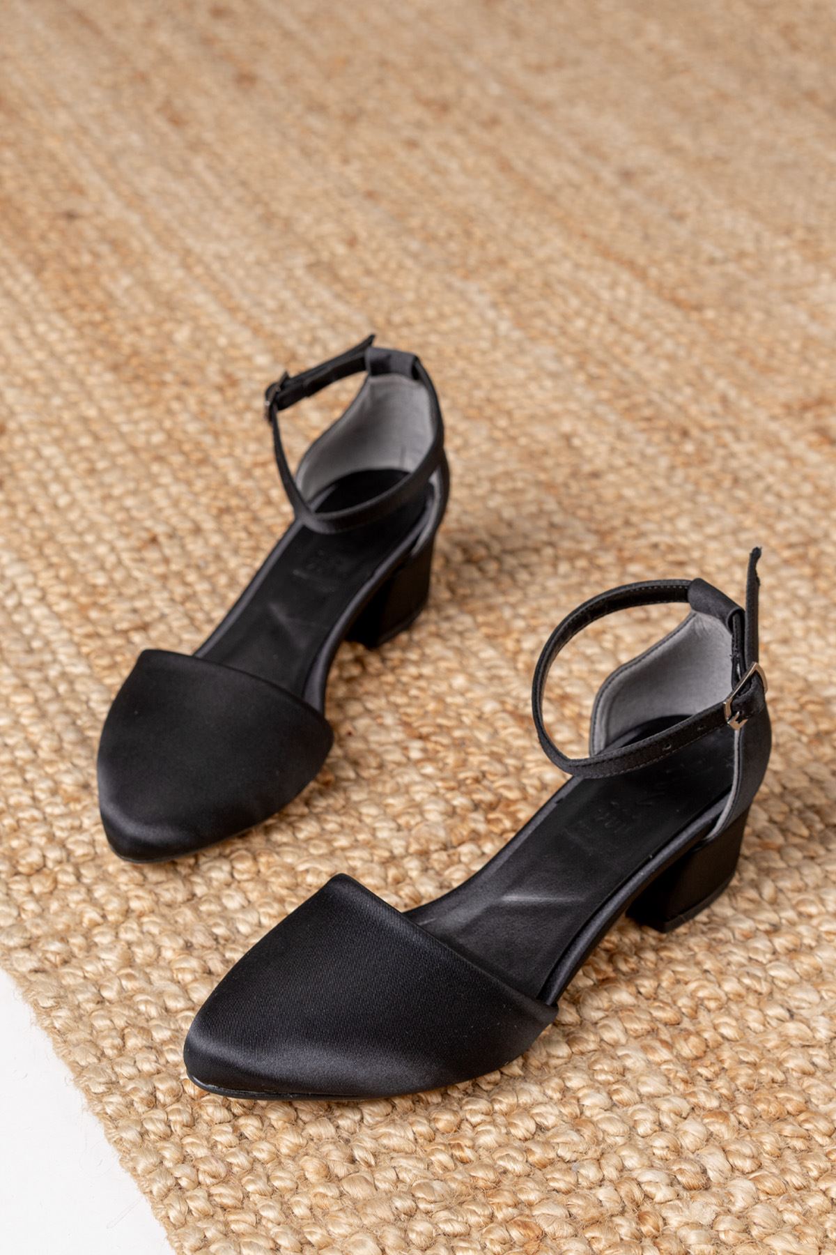 Dary Topuklu Siyah Saten Detaylı Topuklu Ayakkabı  