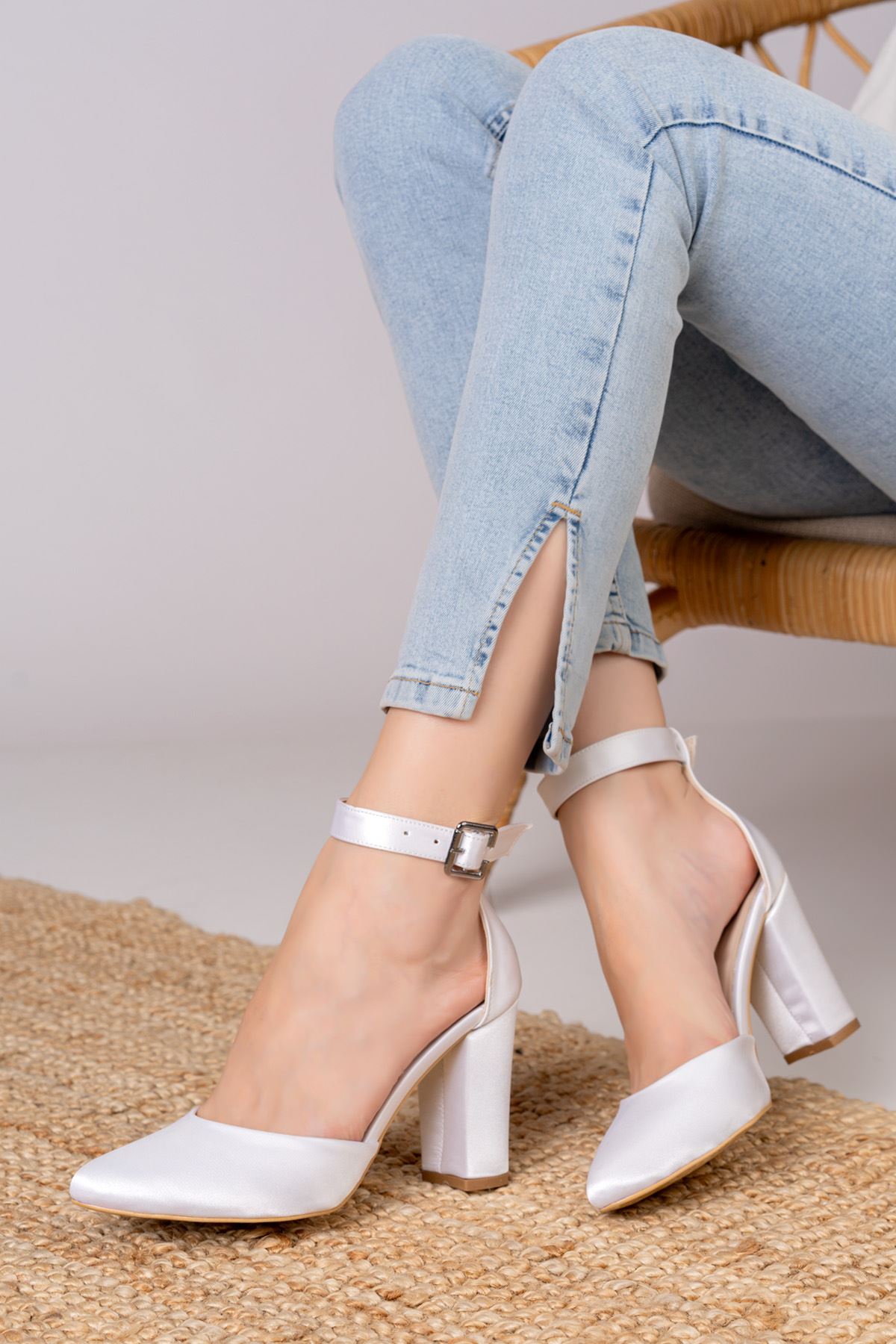 Lole Topuklu Beyaz Saten Detaylı Topuklu Ayakkabı
