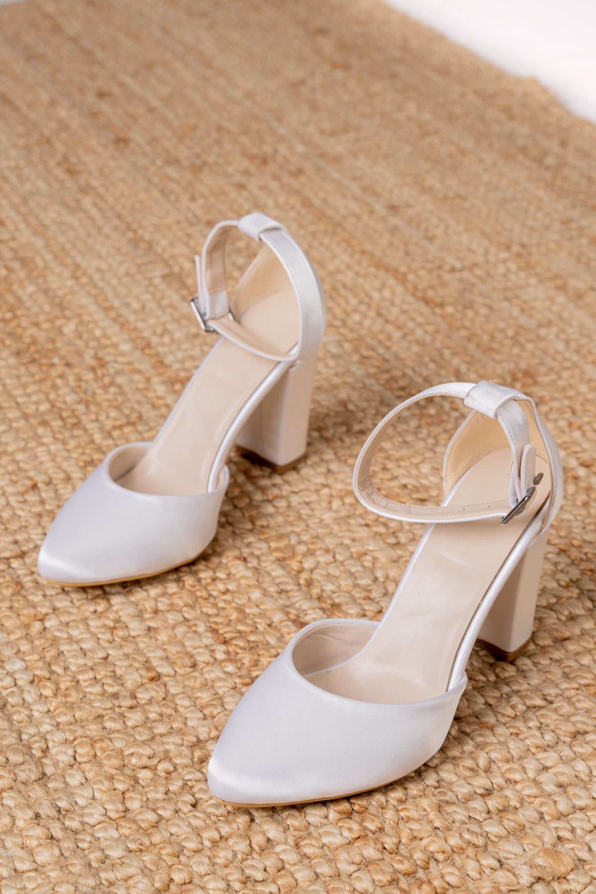 Lole Topuklu Beyaz Saten Detaylı Topuklu Ayakkabı