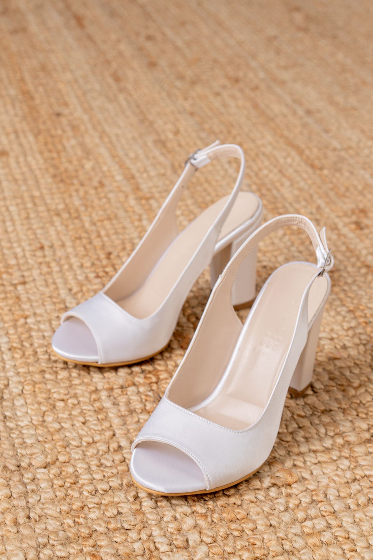 Meira Beyaz Saten Detaylı Yüksek Topuklu Kadın Ayakkabı   