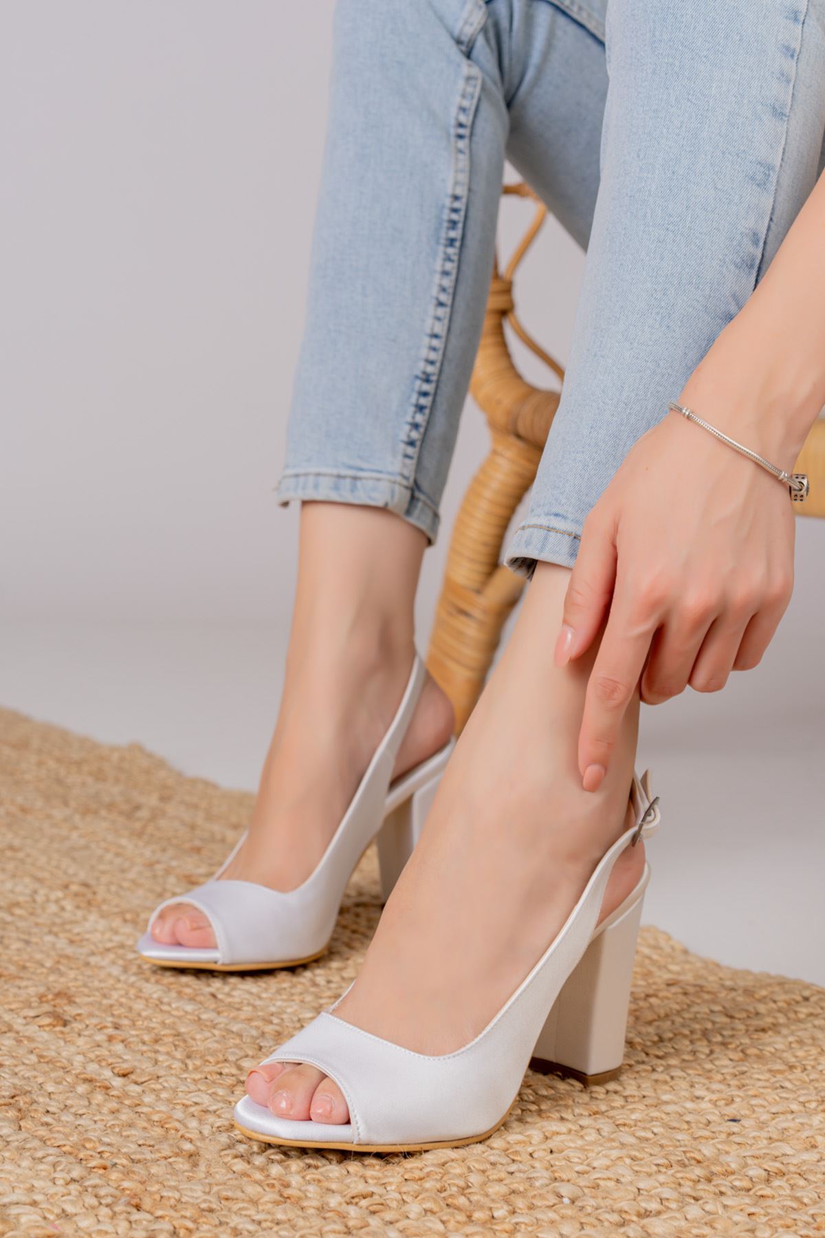 Meira Beyaz Saten Detaylı Yüksek Topuklu Kadın Ayakkabı   