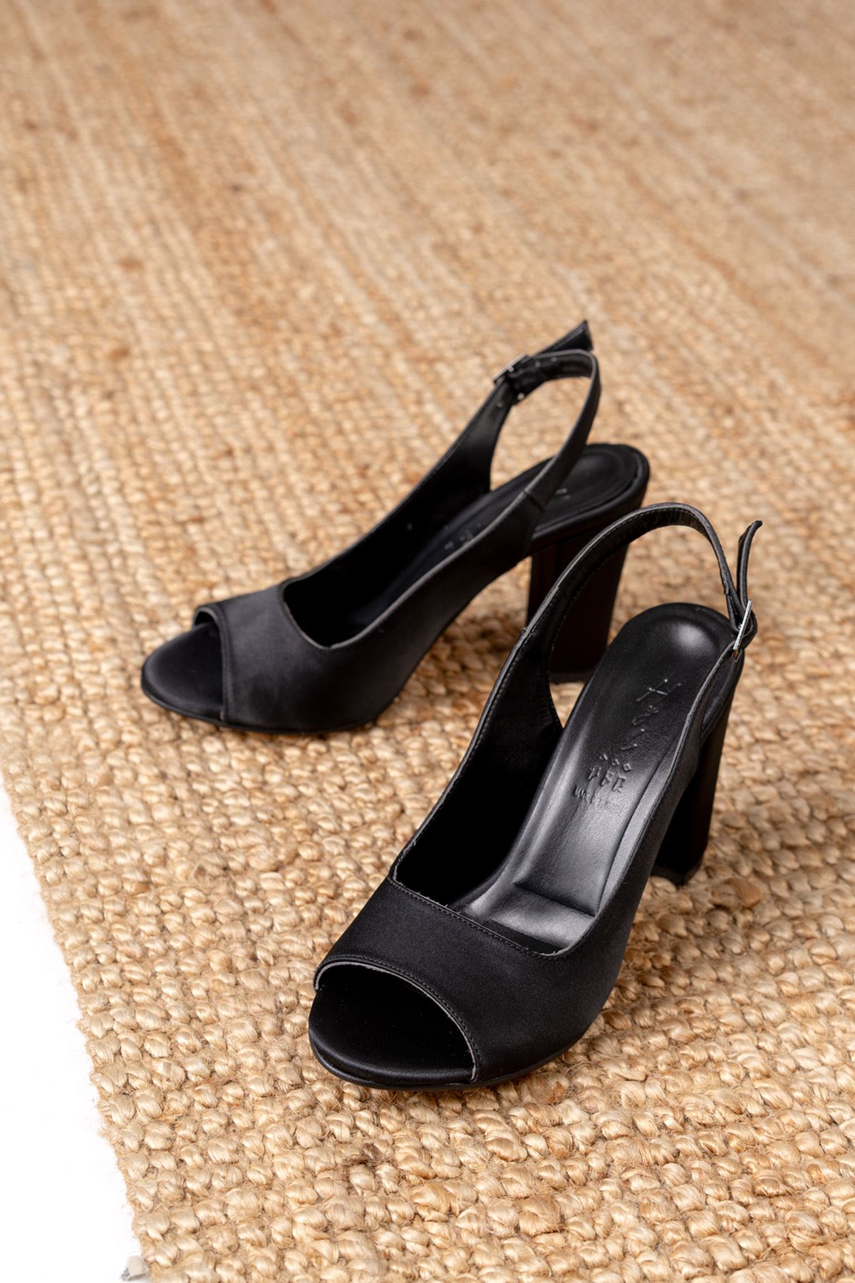 Meira Siyah Saten Detaylı Yüksek Topuklu Kadın Ayakkabı   