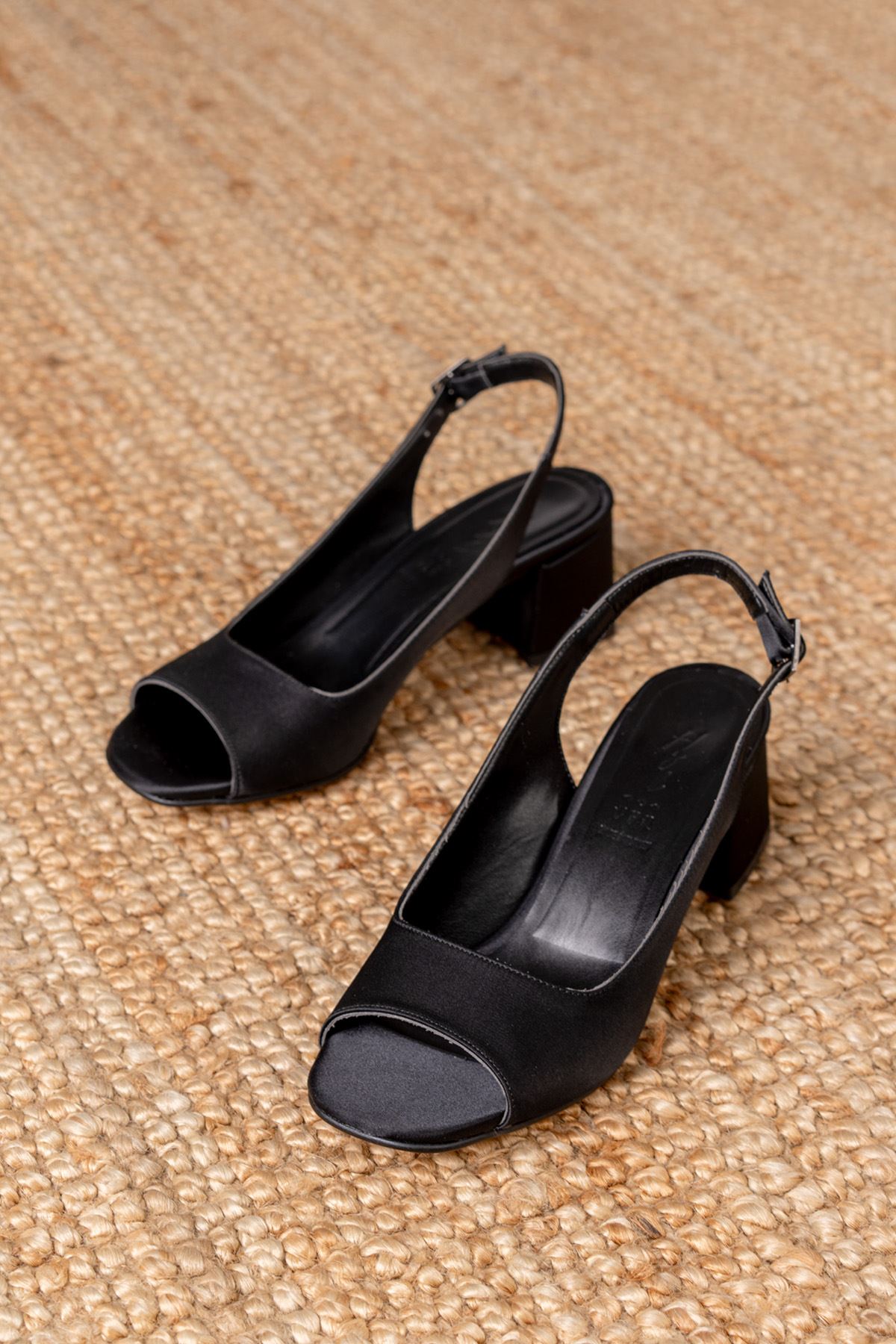 Eriola Siyah Saten Detaylı Alçak Topuklu Kadın Ayakkabı  