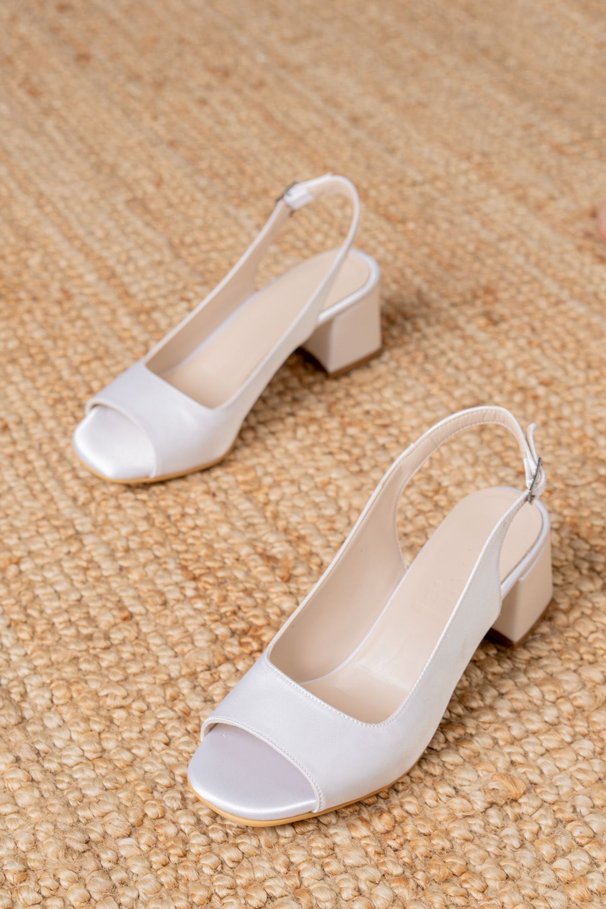 Eriola Beyaz Saten Detaylı Alçak Topuklu Kadın Ayakkabı  