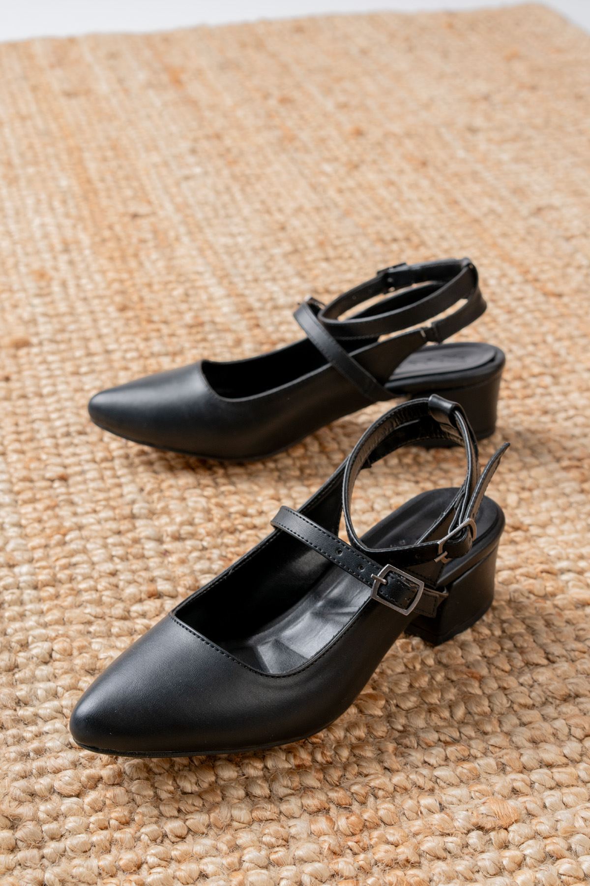 Nita Siyah Cilt Alçak Topuklu Kadın Ayakkabı  