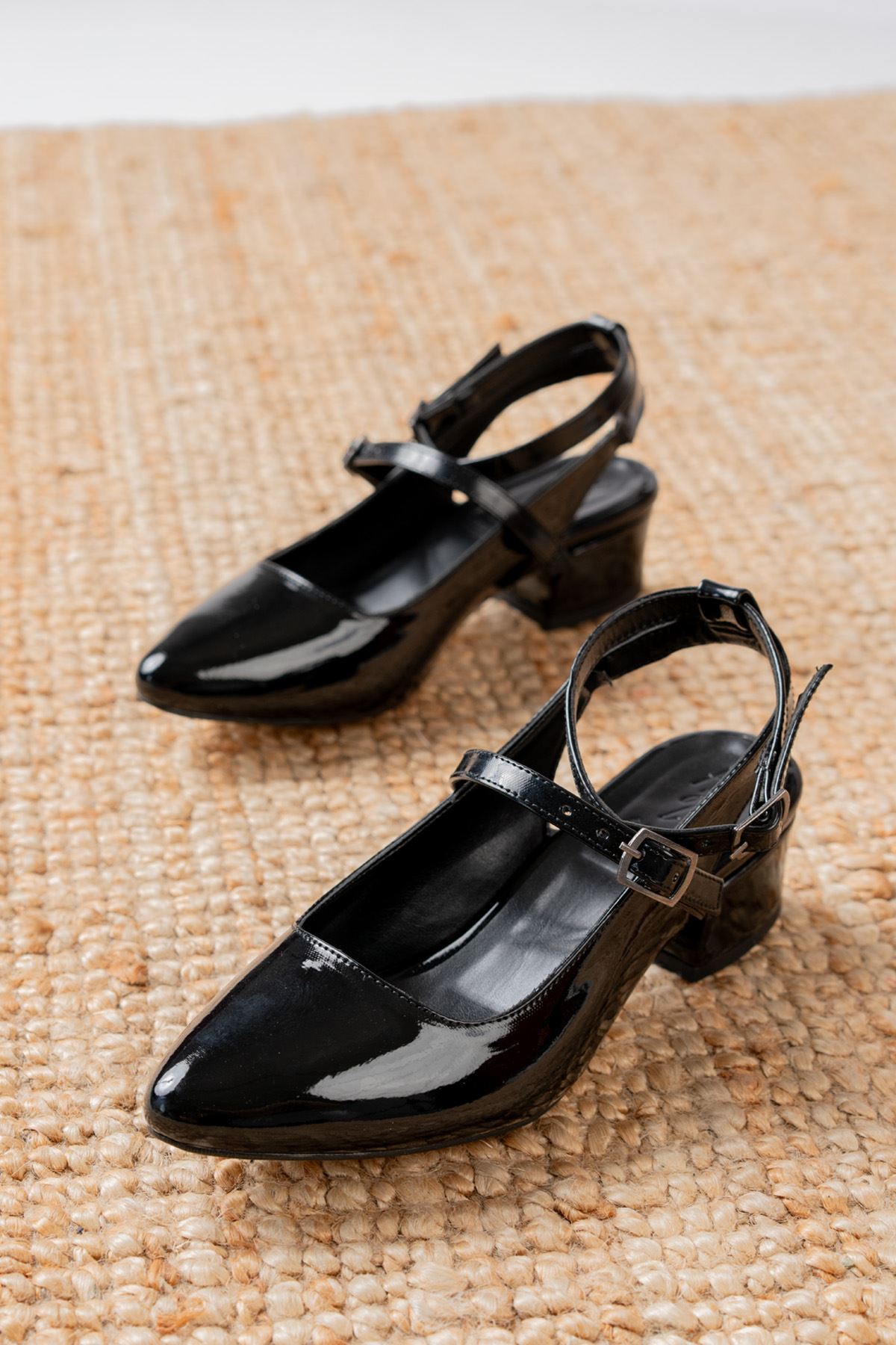 Nita Siyah Rugan Alçak Topuklu Kadın Ayakkabı  