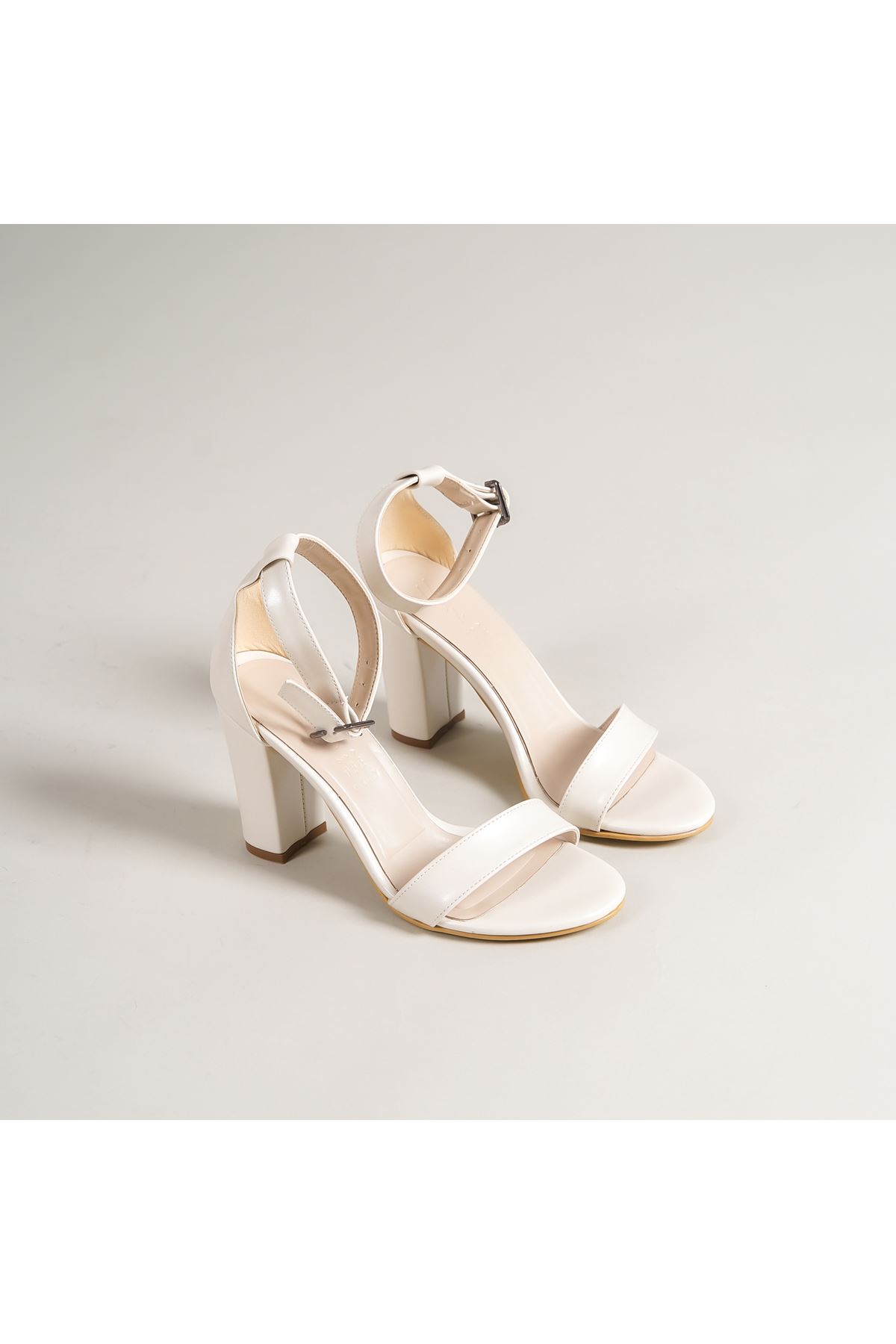 Evdokia Beyaz Sedef Detaylı Topuklu Kadın Ayakkabı 