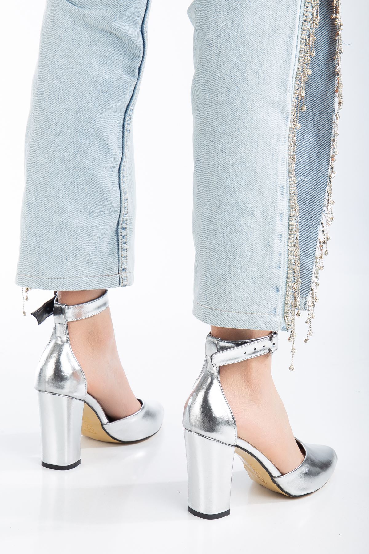 Lole Topuklu Gümüş Cilt Detaylı Topuklu Ayakkabı 