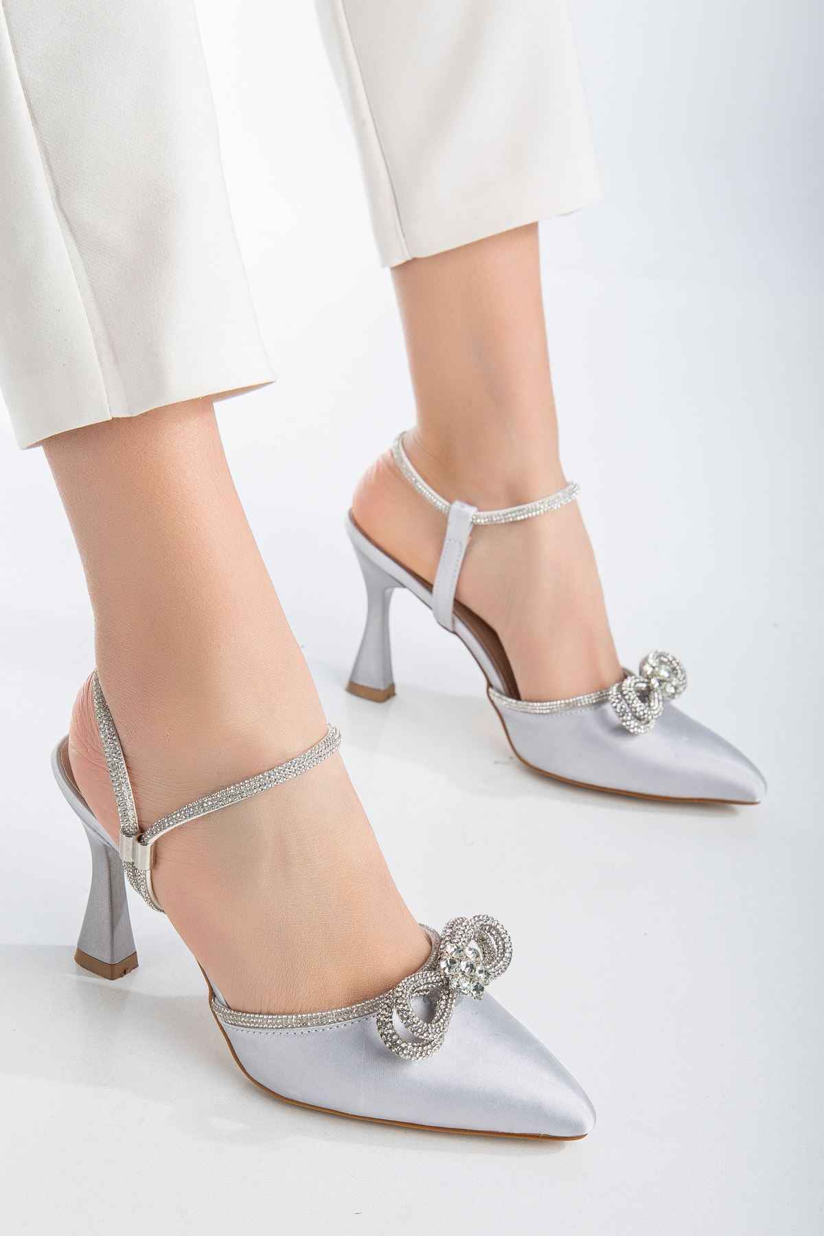 Wilma Gümüş Saten Taşlı Fiyonk Detaylı Sivri Burun Topuklu Ayakkabı