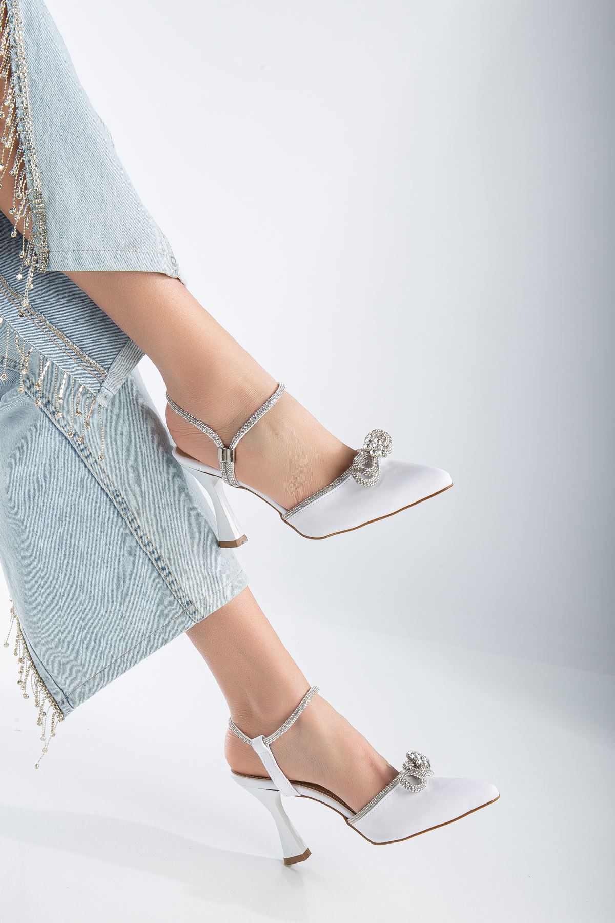Wilma Beyaz Cilt Taşlı Fiyonk Detaylı Sivri Burun Topuklu Ayakkabı