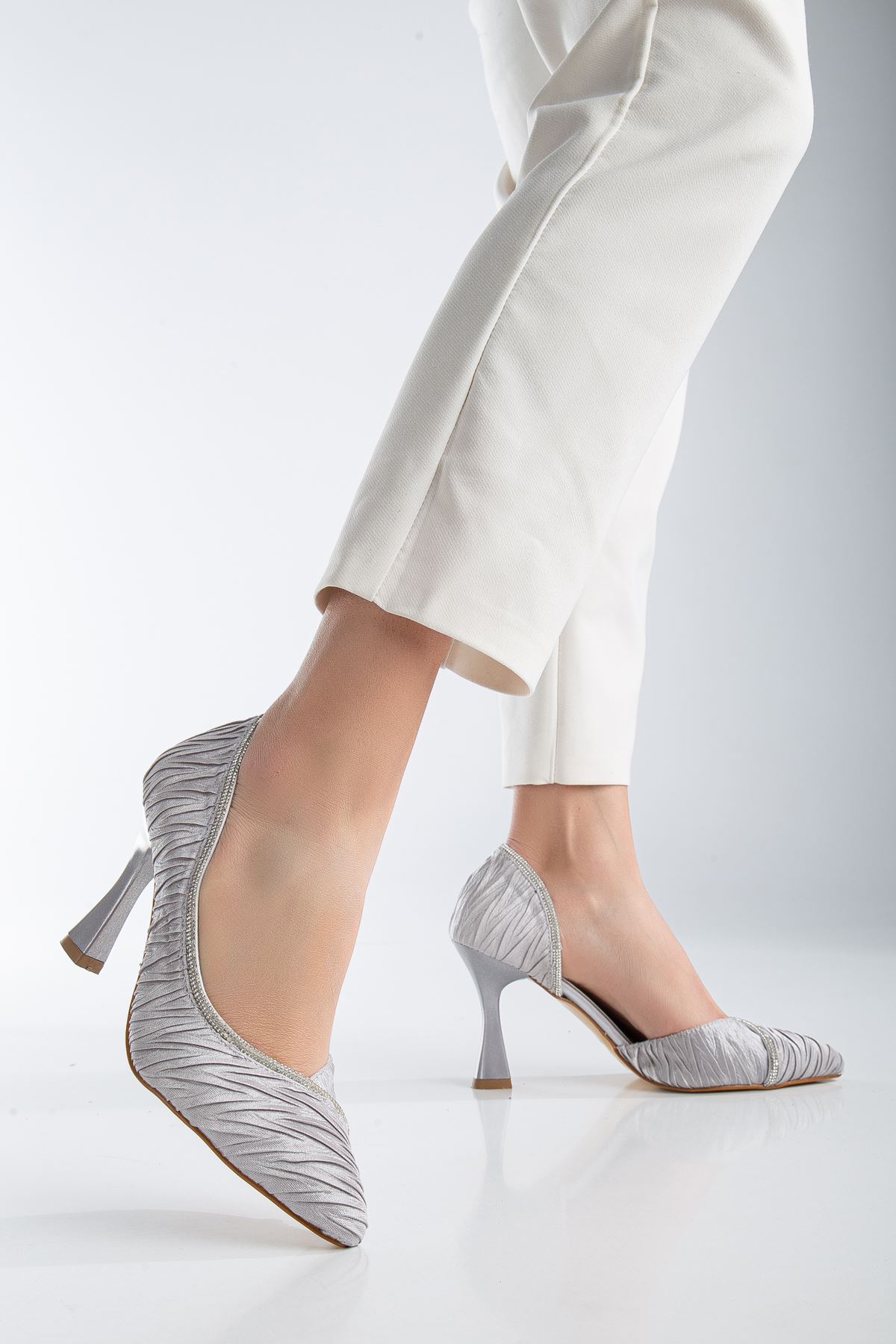 Muriel Gümüş Saten Desenli Taş Detaylı Sivri Burun Topuklu Ayakkabı