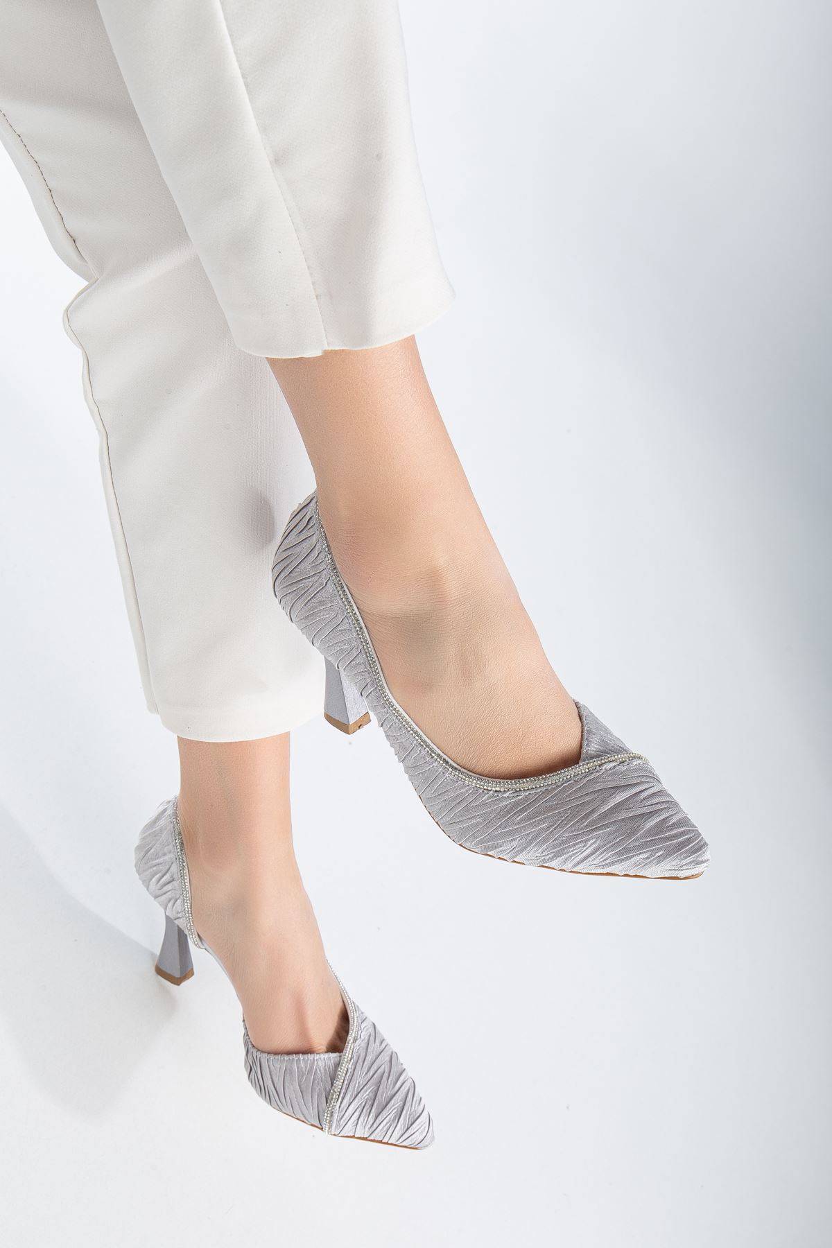 Muriel Gümüş Saten Desenli Taş Detaylı Sivri Burun Topuklu Ayakkabı