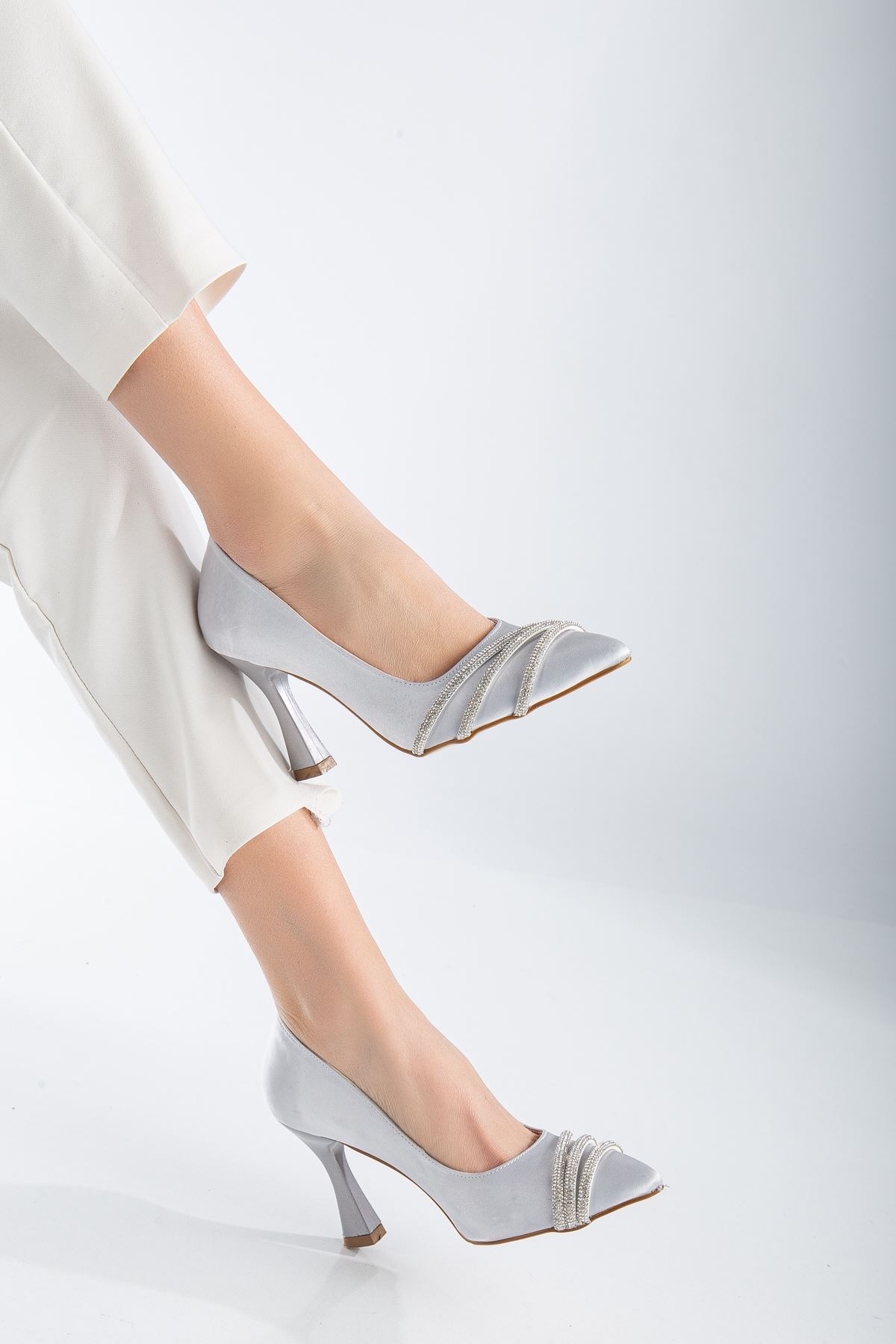 Sayna Gümüş Saten Desenli Taş Detaylı Sivri Burun Topuklu Ayakkabı 