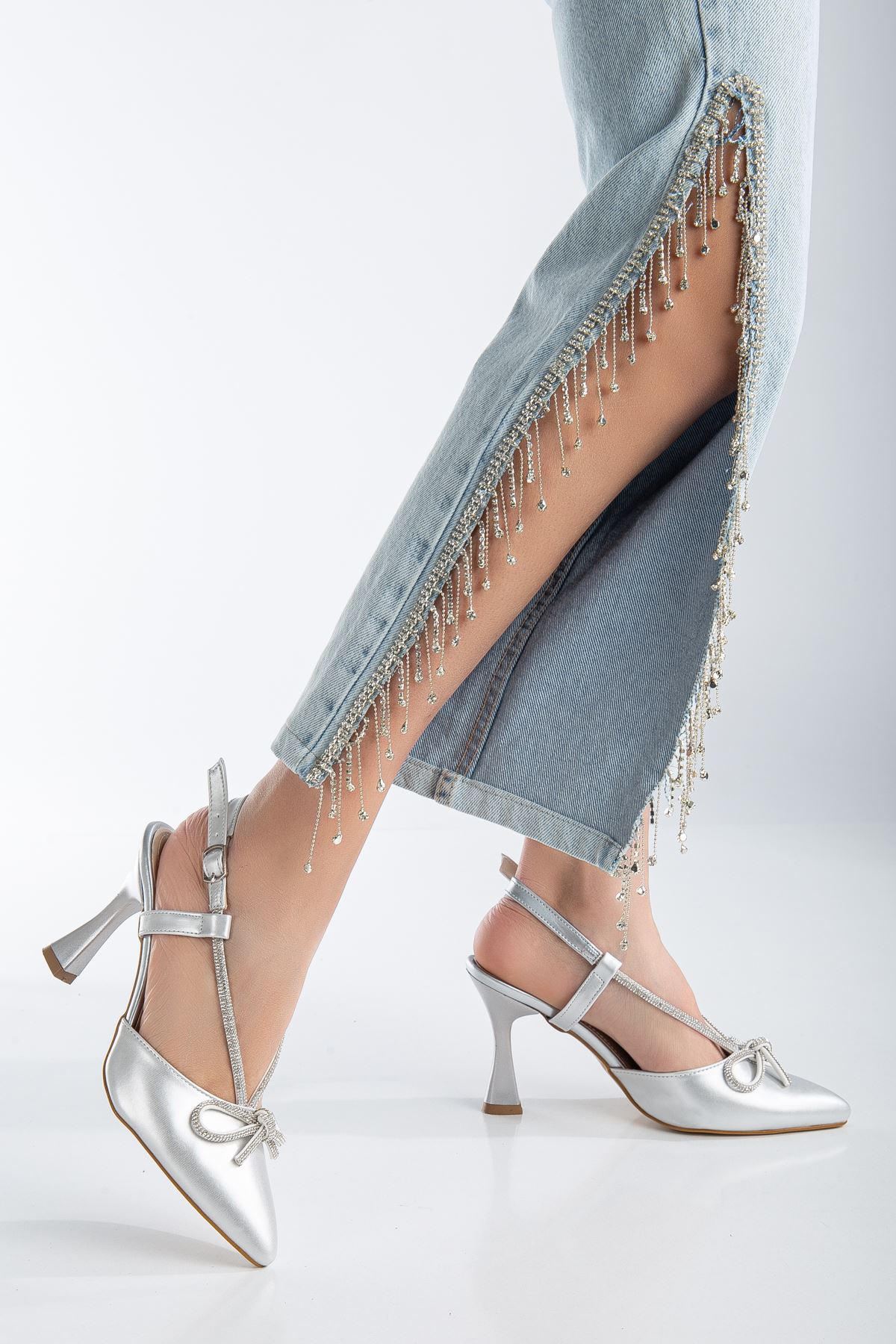 Charito Gümüş Cilt Kurdele Detaylı Sivri Burun Topuklu Ayakkabı 