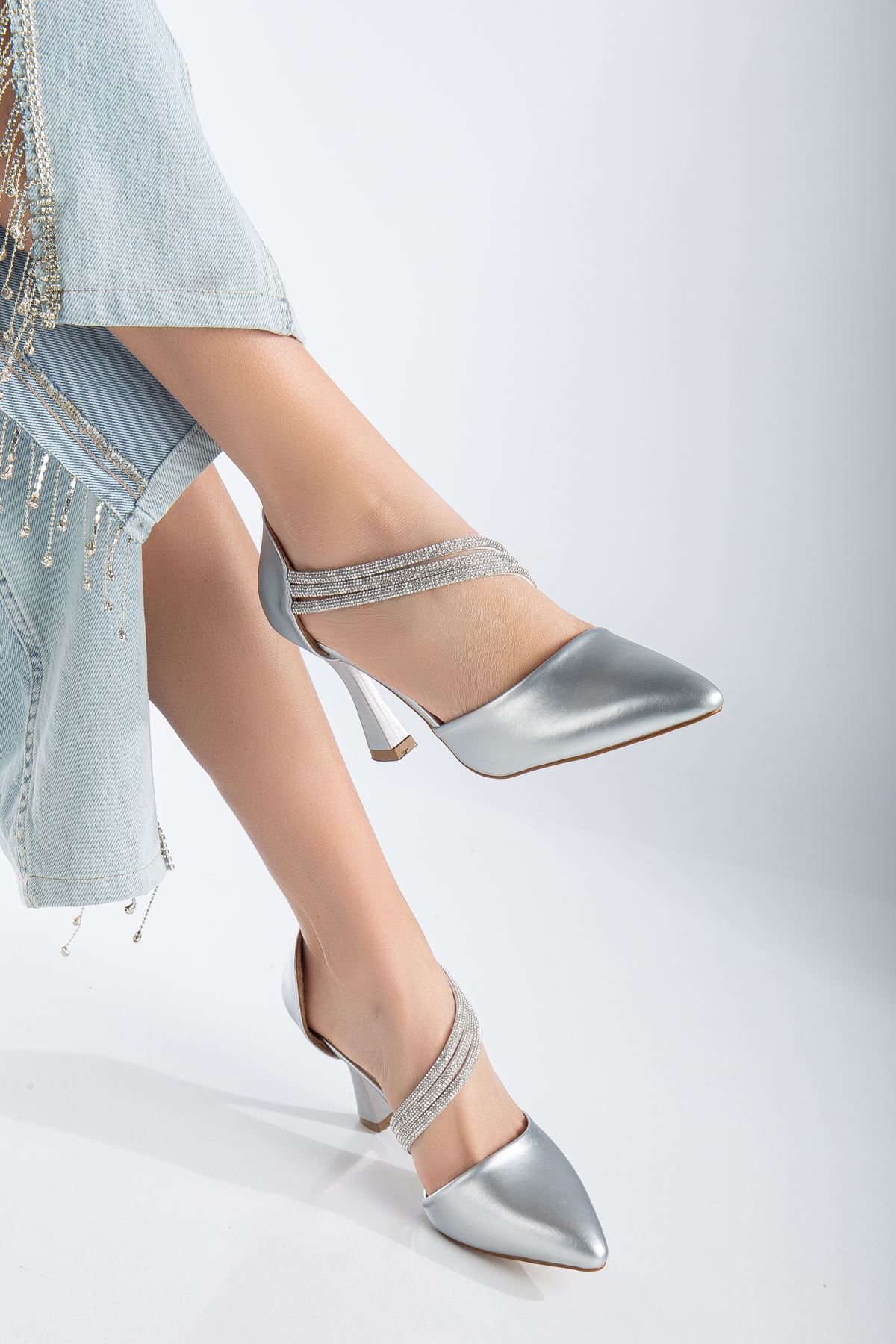 Deyana Gümüş Cilt Taş Detaylı Sivri Burun Topuklu Ayakkabı 