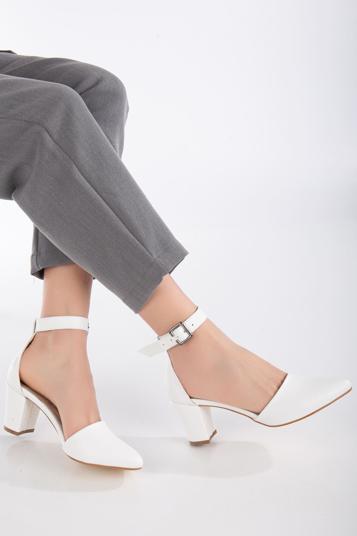 Lottis Beyaz Cilt Detaylı Topuklu Kadın Ayakkabı 