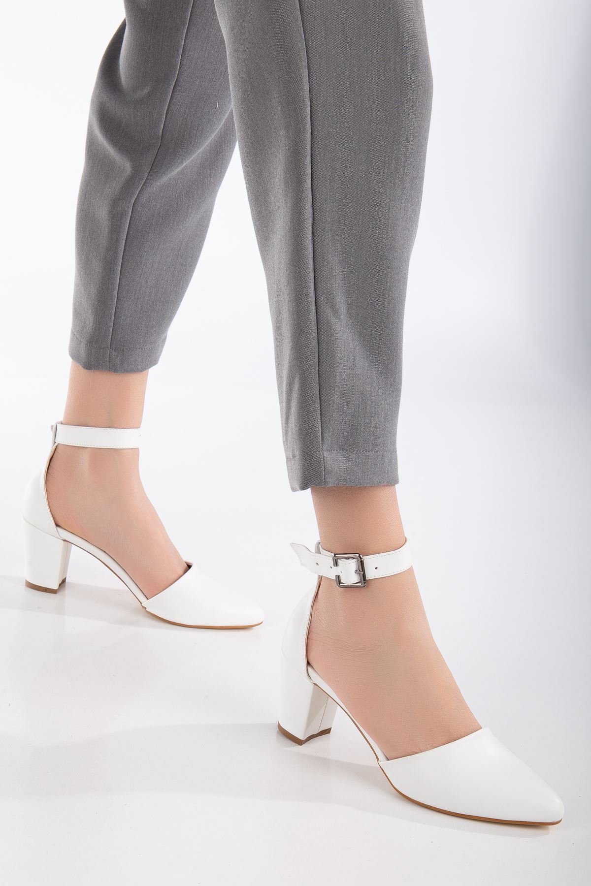 Lottis Beyaz Cilt Detaylı Topuklu Kadın Ayakkabı 