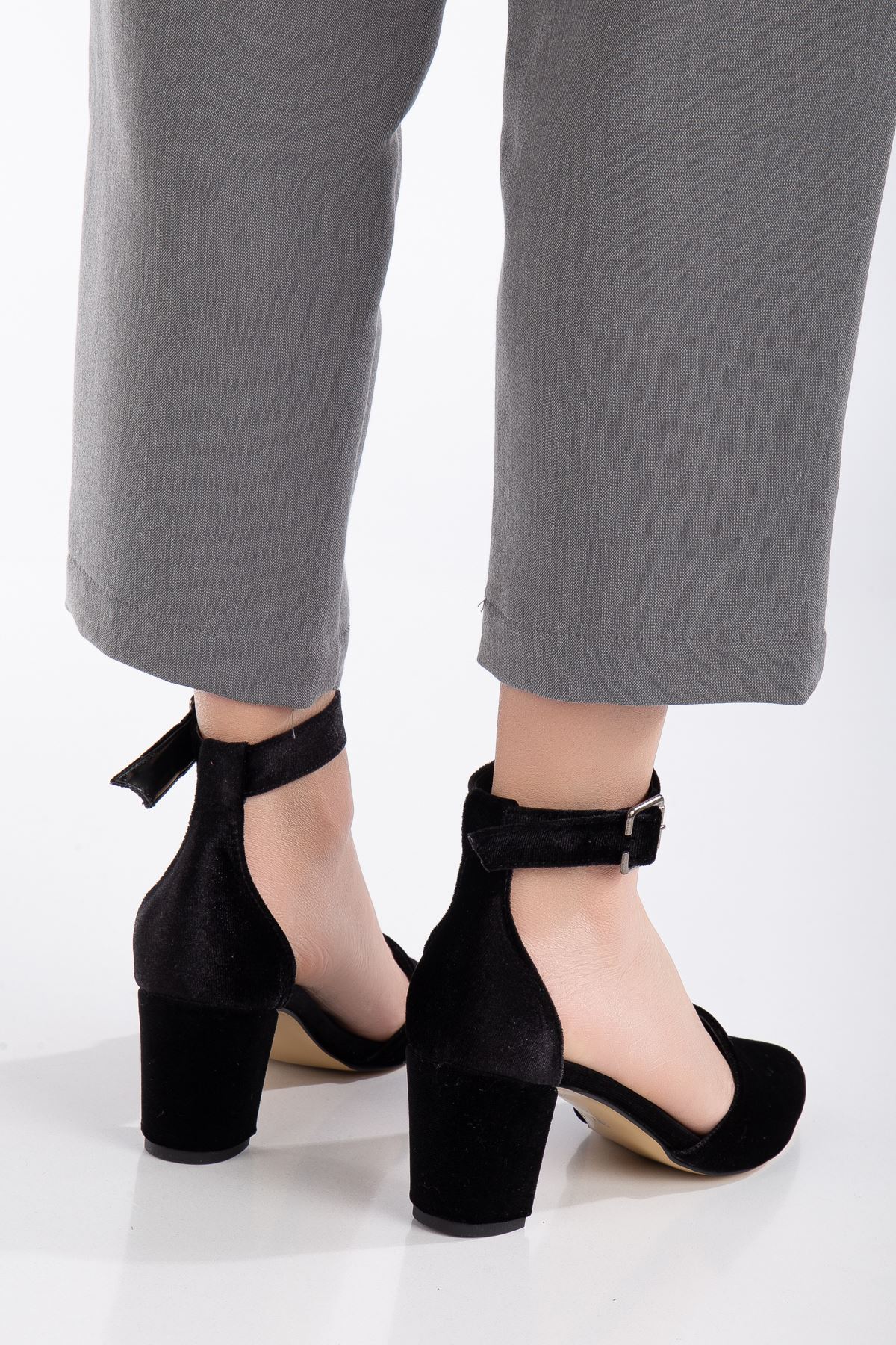 Lottis Siyah Kadife Detaylı Topuklu Kadın Ayakkabı