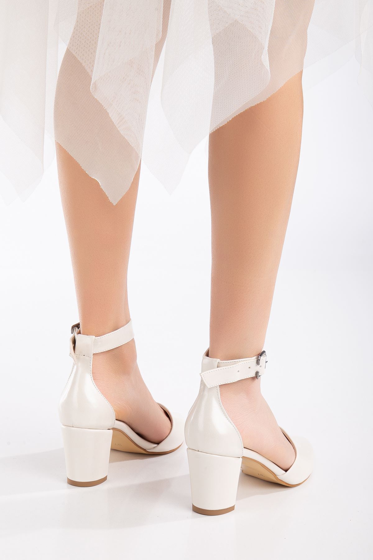 Lottis Beyaz Sedef Cilt Detaylı Topuklu Kadın Ayakkabı 